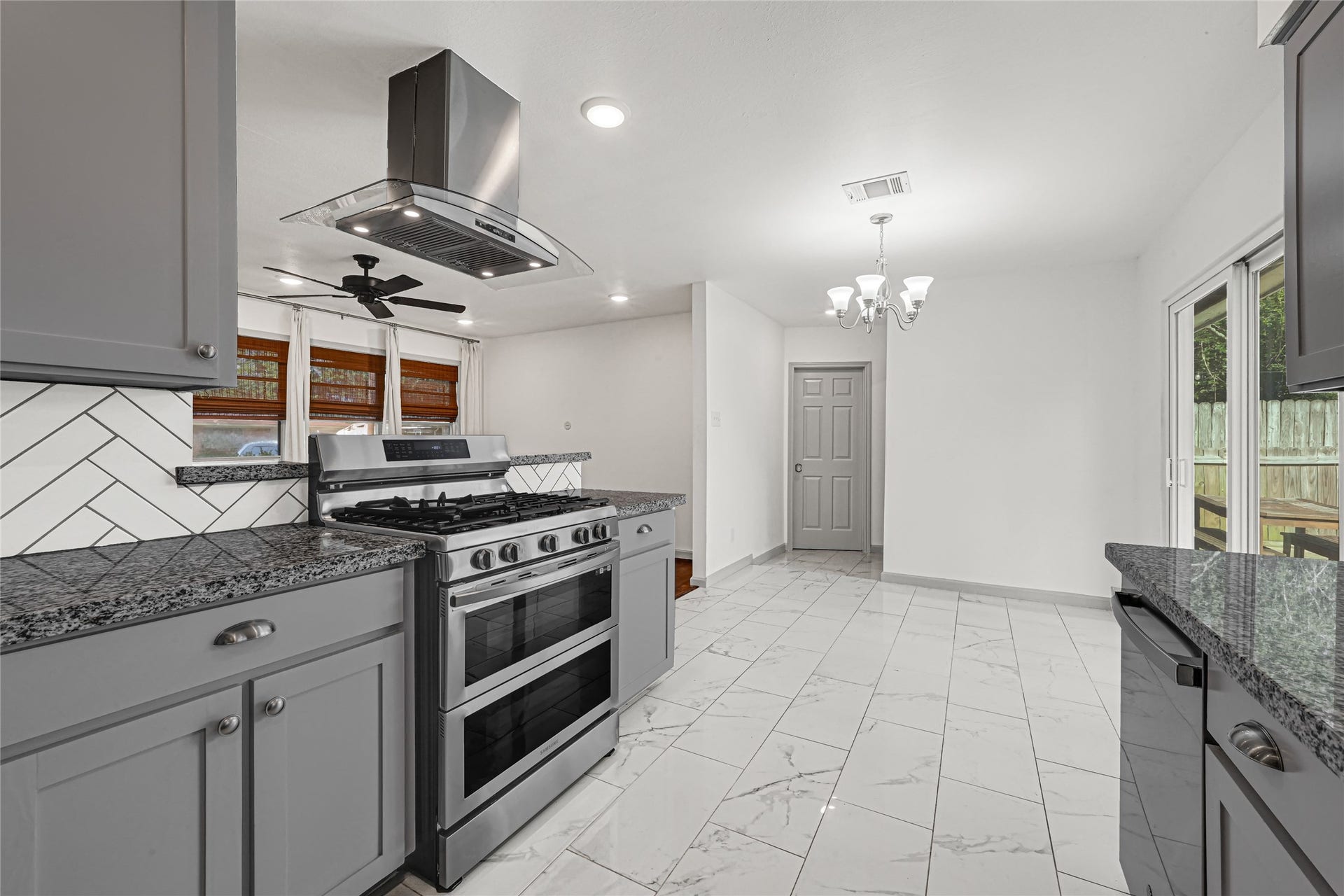 209 W 6th Street, Deer Park, TX 77536 Experience seamless indoor-outdoor living in this stylish kitchen and breakfast area, complete with a sliding door that opens to the enclosed patio.