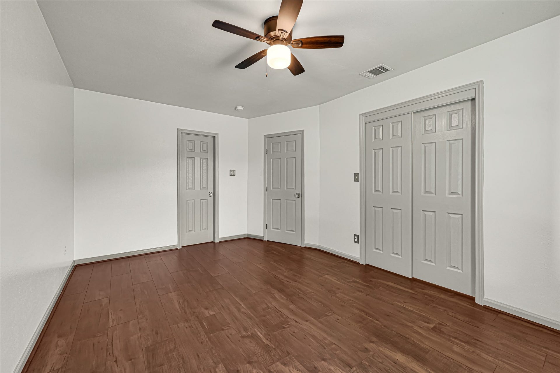 209 W 6th Street, Deer Park, TX 77536 Spacious primary bedroom featuring a large closet and convenient ensuite bathroom, perfect for your comfort and privacy.