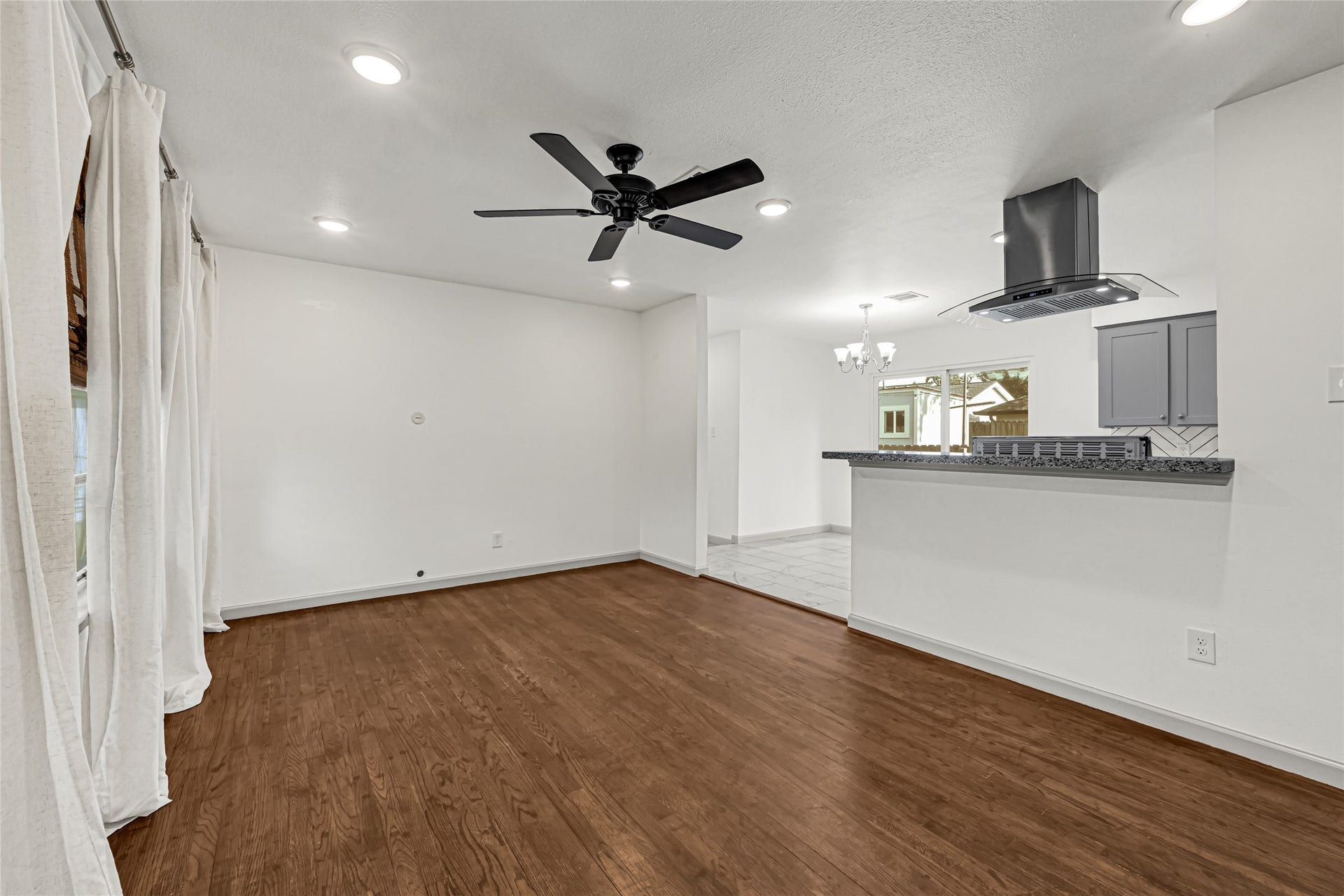 209 W 6th Street, Deer Park, TX 77536 The open-concept design effortlessly connects the inviting living room to a modern kitchen, great for entertaining and family gatherings.