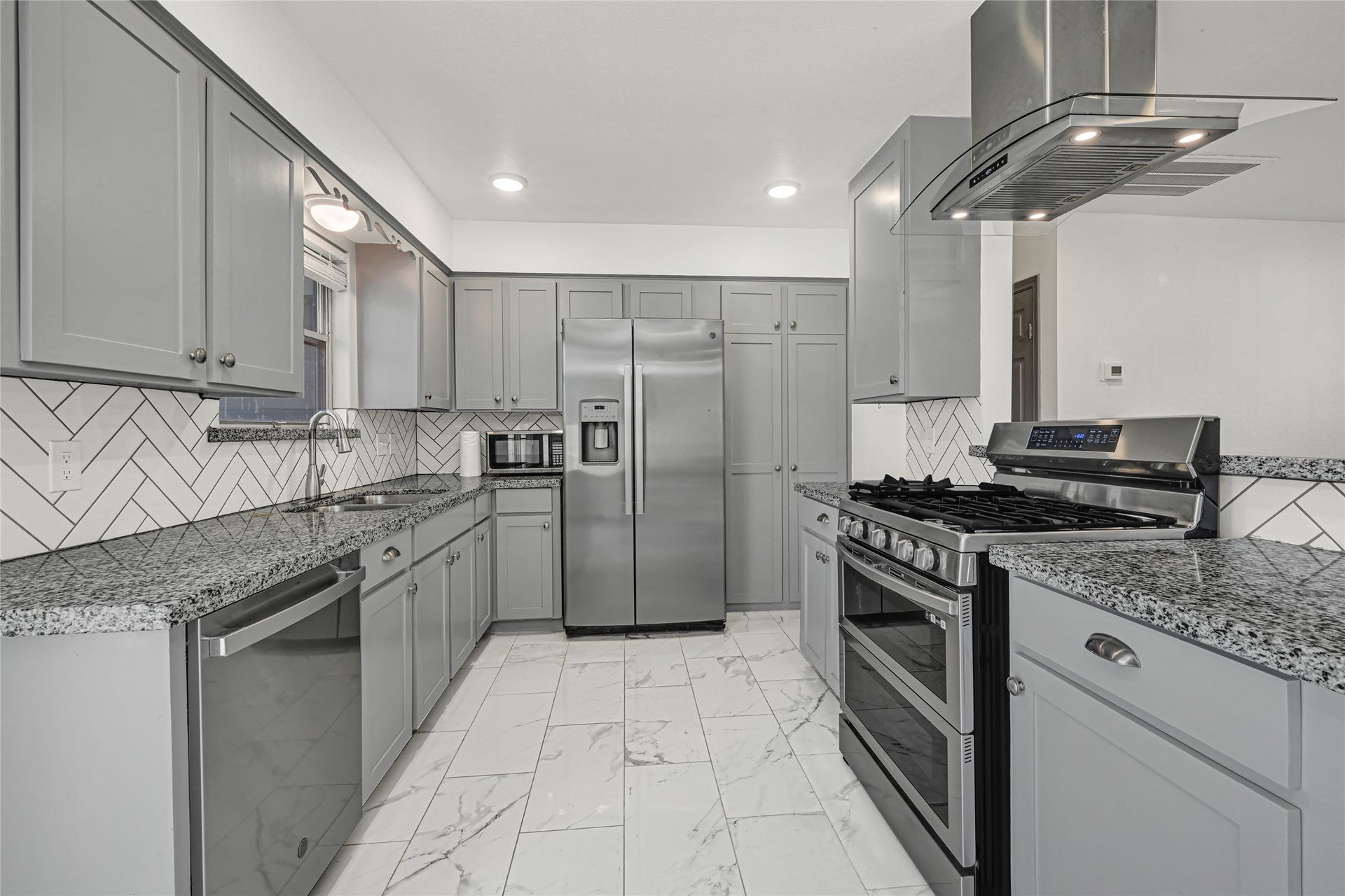 209 W 6th Street, Deer Park, TX 77536 Experience this beautifully updated kitchen with sleek stainless steel appliances and modern finishes.