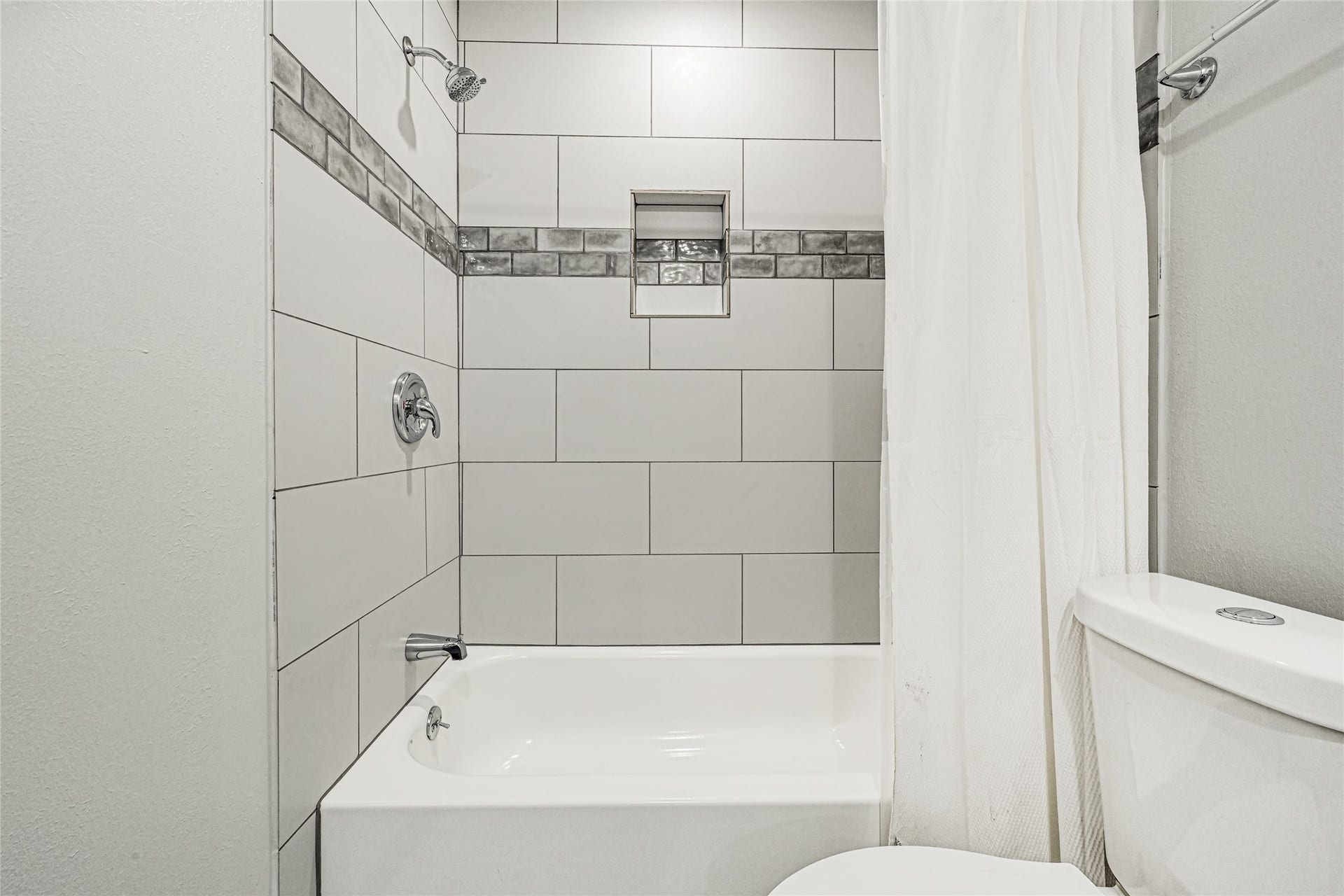 209 W 6th Street, Deer Park, TX 77536 Experience relaxation in the primary bathroom's elegant tub/shower combo, highlighted by a stunning custom tile backsplash.