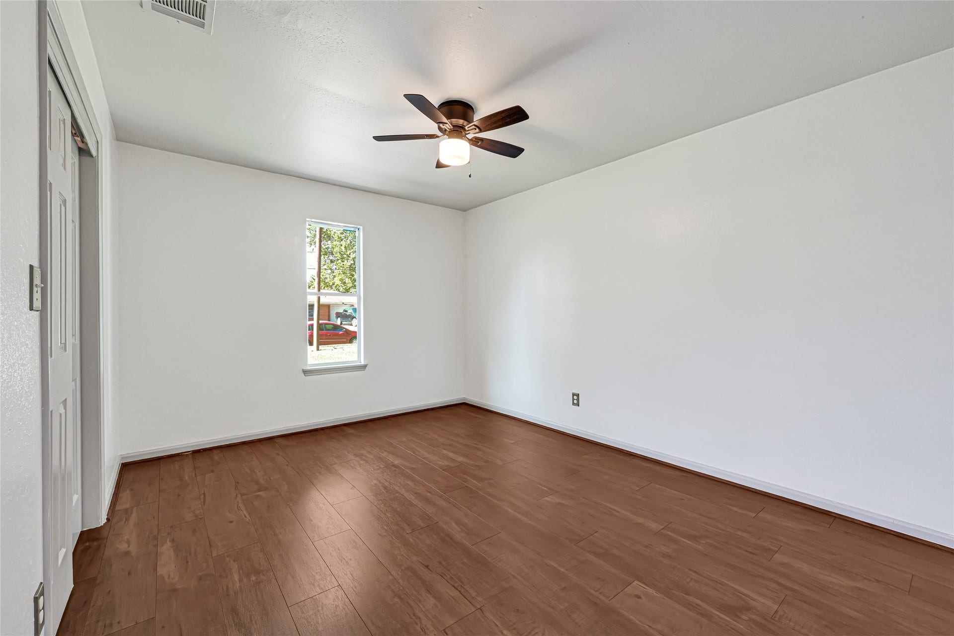 209 W 6th Street, Deer Park, TX 77536 Spacious primary bedroom at the front of the house features a private ensuite bath, offering comfort and convenience.