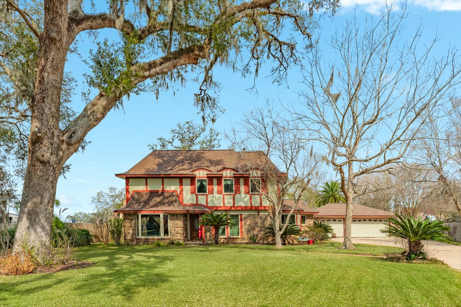 Property photo for 304 Arrowwood Street, Lake Jackson, TX