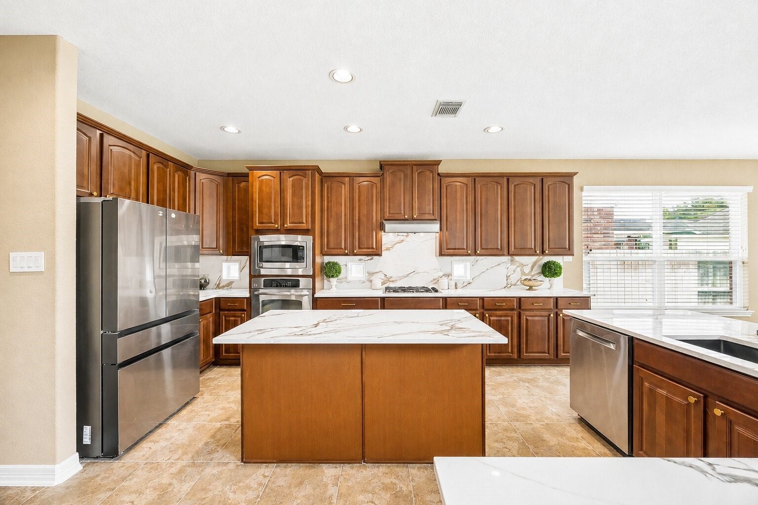 4303 Pensacola Oaks Lane, Sugar Land, TX 77479 Aida Younis Team presents 4303 Pensacola Oaks Lane!