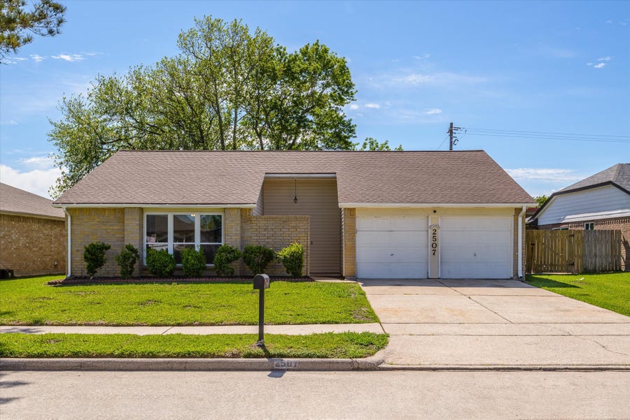 Property photo for 2507 Kings Chapel Road, Friendswood, TX