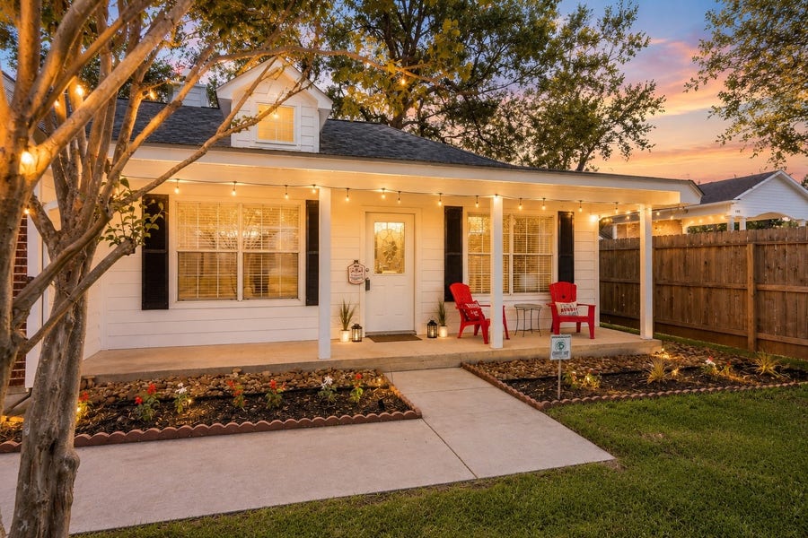 Property photo for 606 S Pine Street, Tomball, TX
