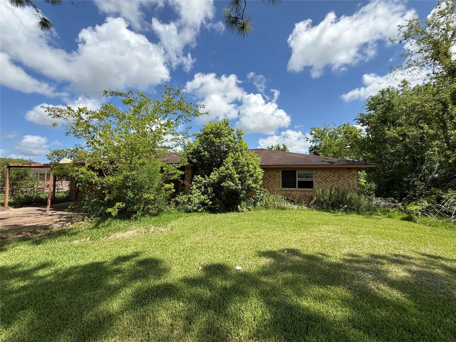 Property photo for 409 County Road 243, Angleton, TX