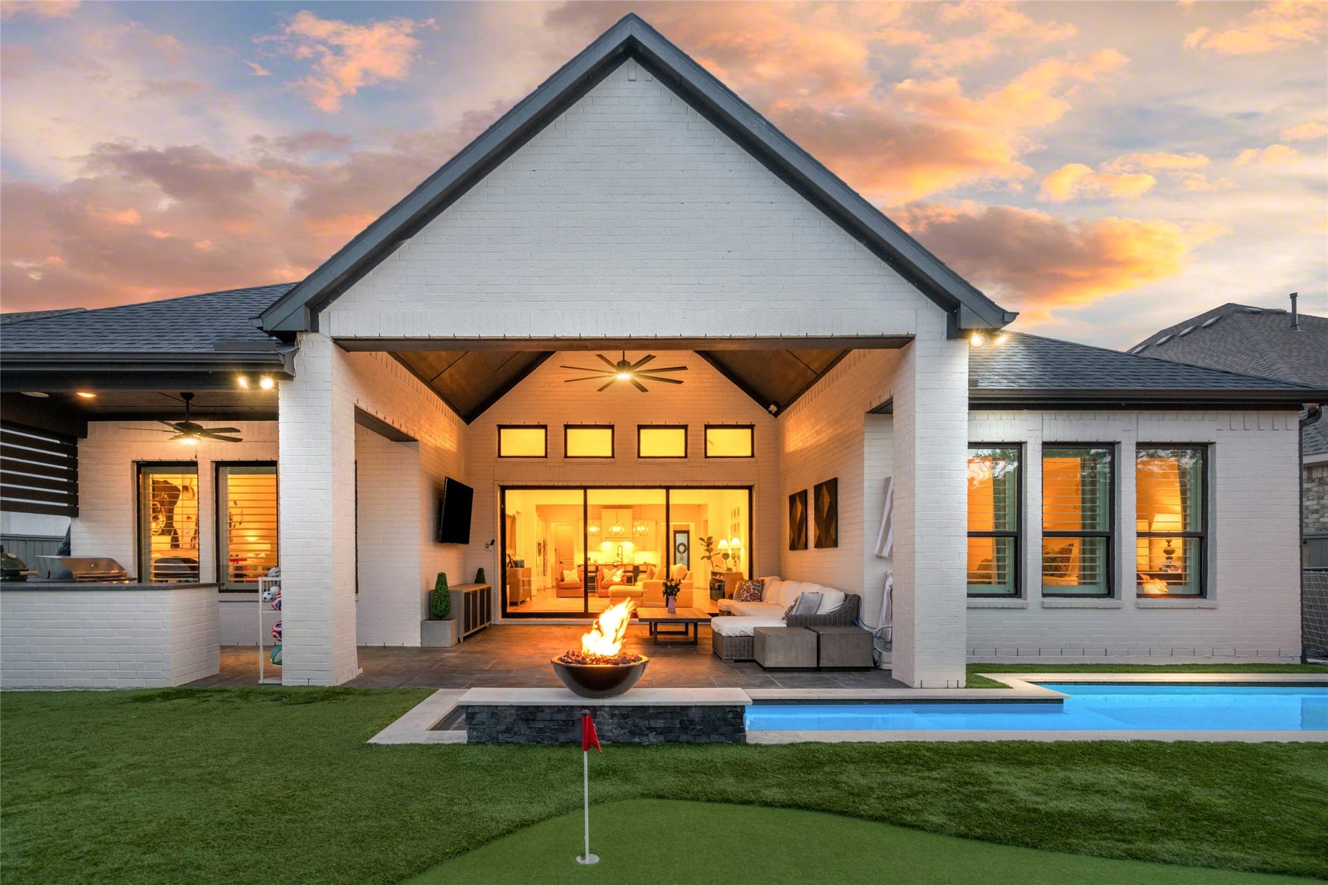 60 Venetia Grove Drive, Tomball, TX 77375 Imagine entertaining or simply spending time with your family in this perfectly outfitted space.