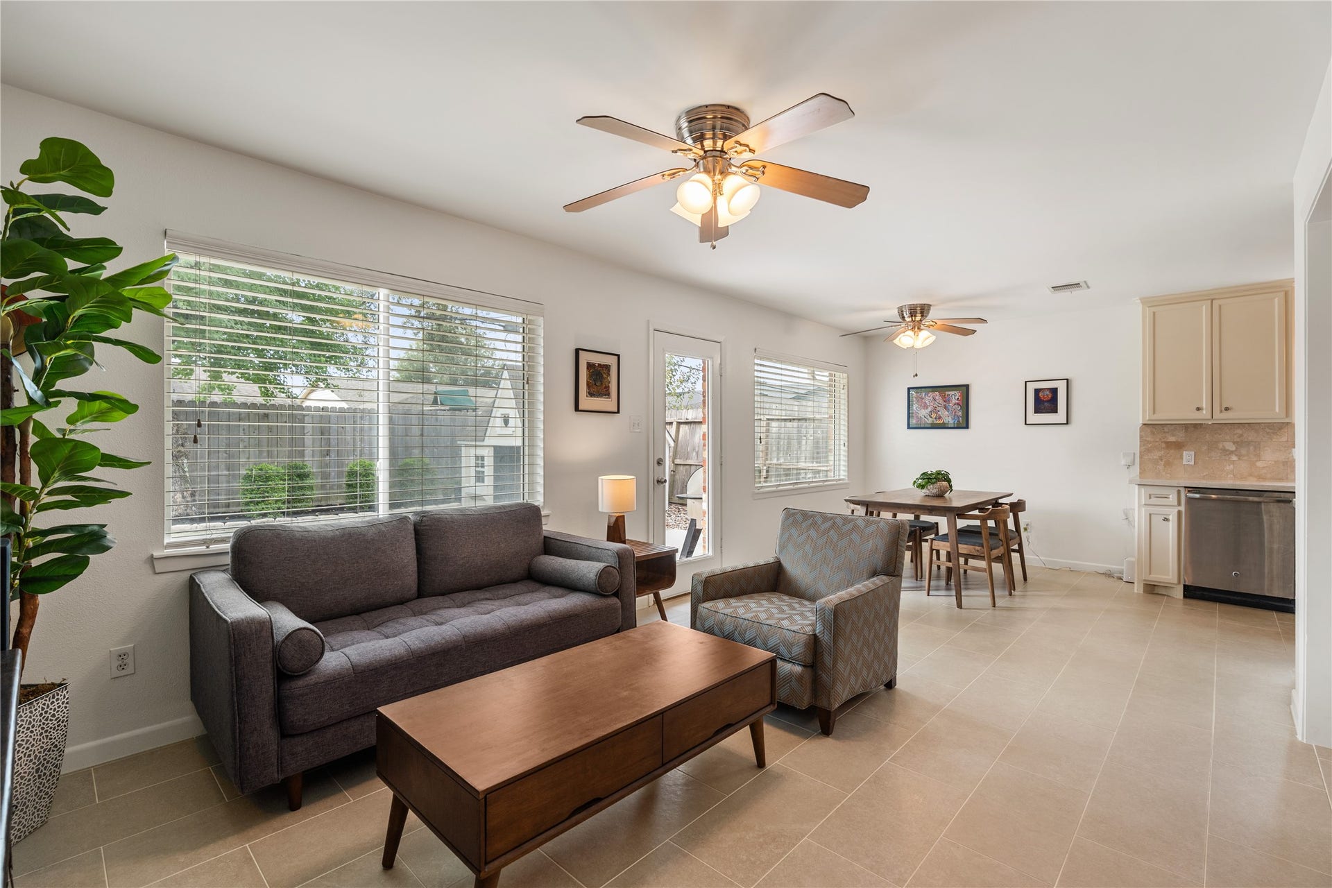 2302 Willowby Drive, Houston, TX 77008 Open concept living area connects seamlessly to the kitchen for an effortless flow.
