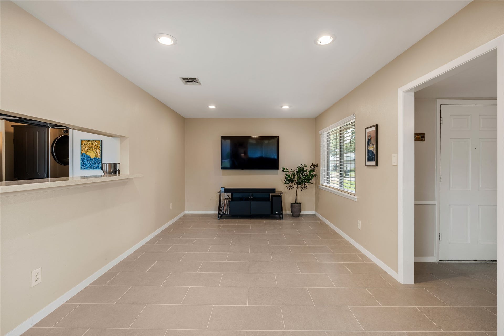 2302 Willowby Drive, Houston, TX 77008 Family room that allows for flexible needs.