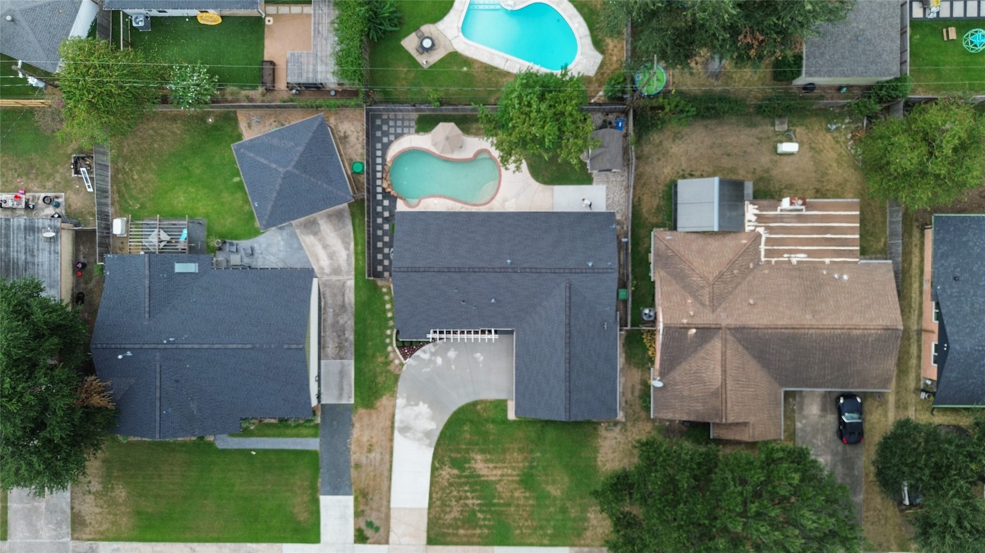 2302 Willowby Drive, Houston, TX 77008 A birds-eye view shows just how well this home uses its space - a private pool, green space + room to gather outside, all in the heart of Timbergrove.