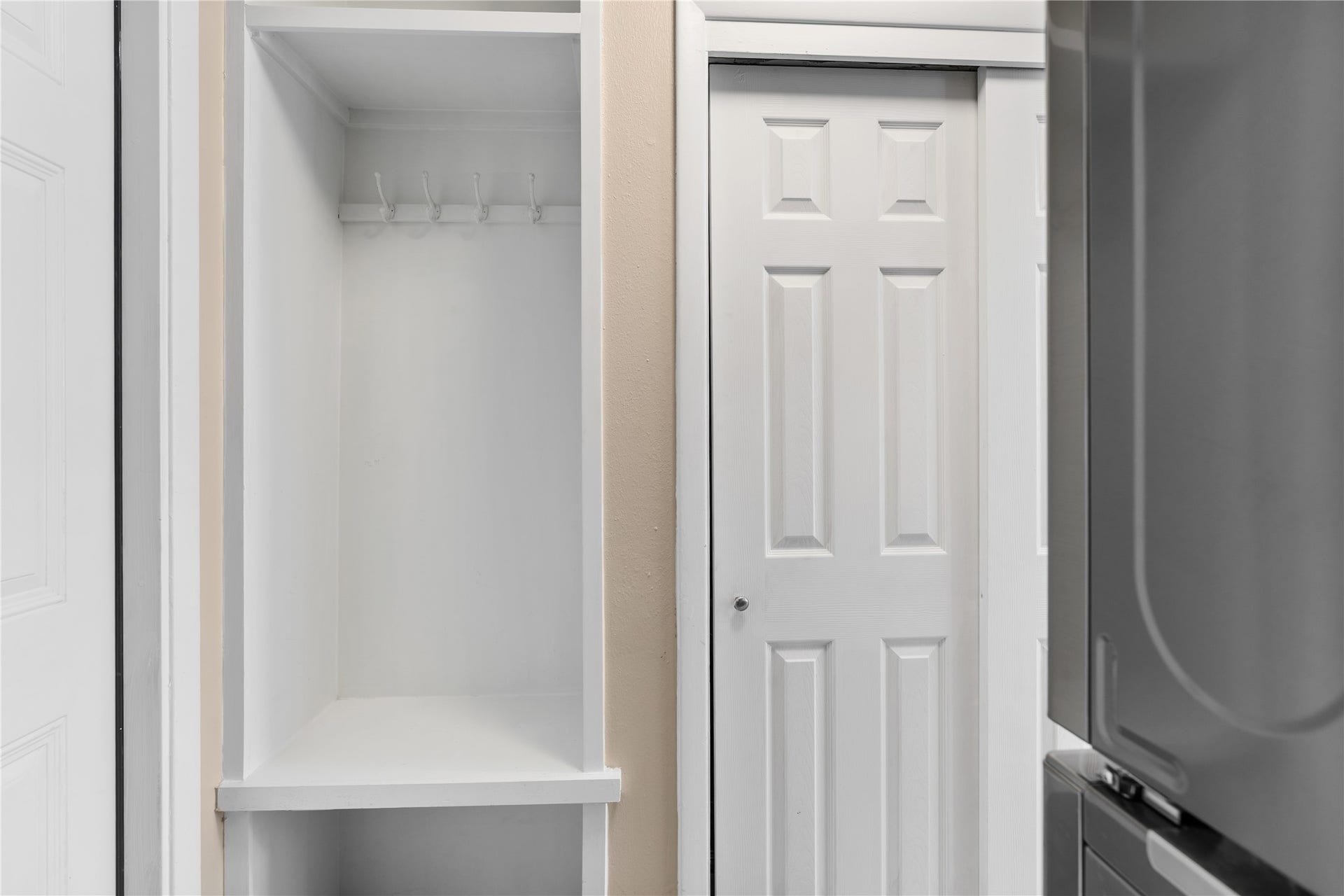 2302 Willowby Drive, Houston, TX 77008 No space is overlooked with a built-in mudroom next to the walk-in pantry and across from the laundry area.