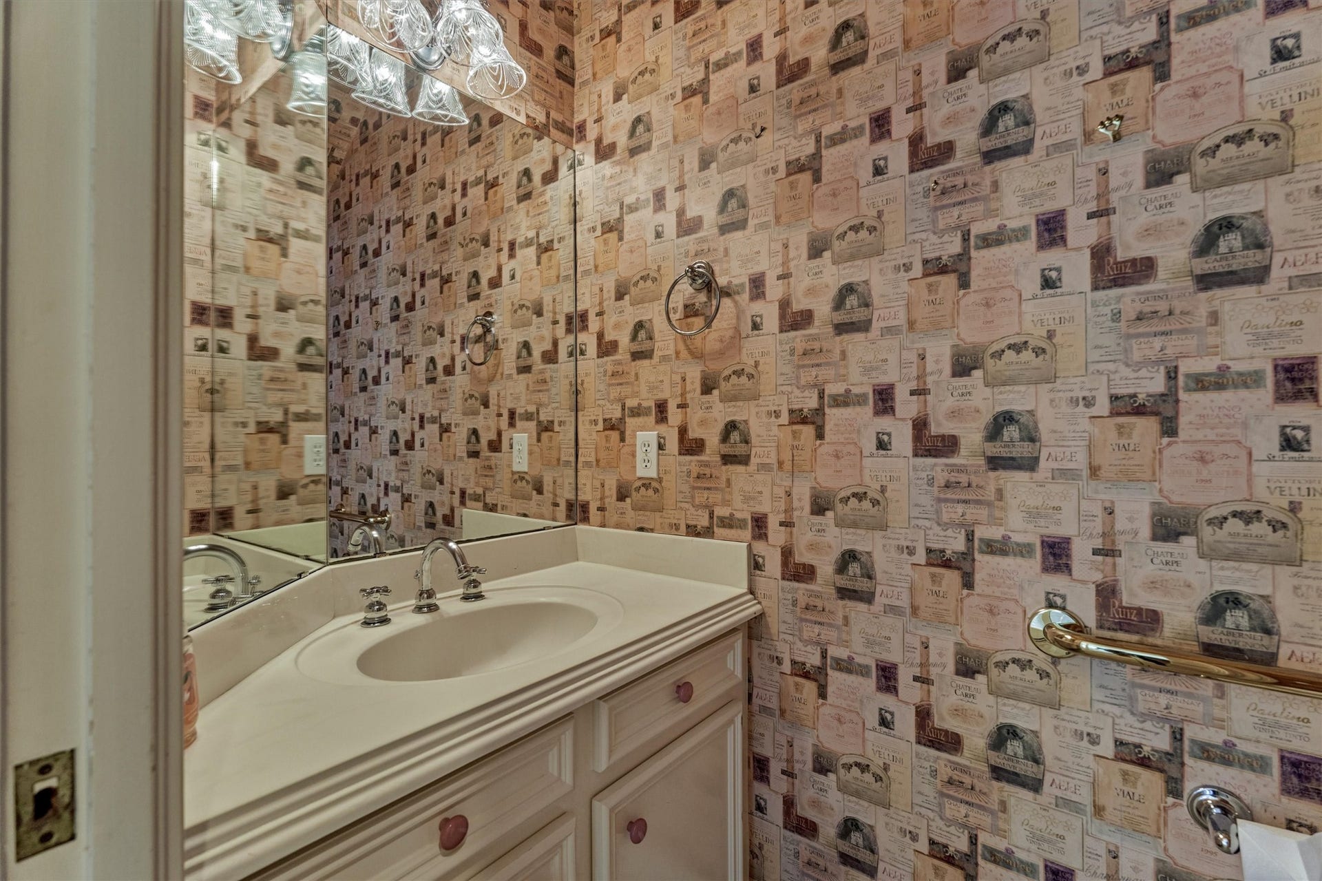 26 S Brokenfern Drive, The Woodlands, TX 77380 Second powder room, located downstairs with access to the family room, sunporch or garage.