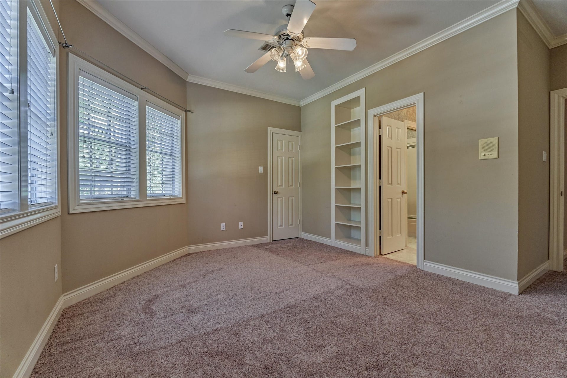 26 S Brokenfern Drive, The Woodlands, TX 77380 This upstairs bedroom is a private retreat for a teen, guest, or older child. It has an attached bath, a generous walk-in closet, and built-in shelving for books and keepsakes.