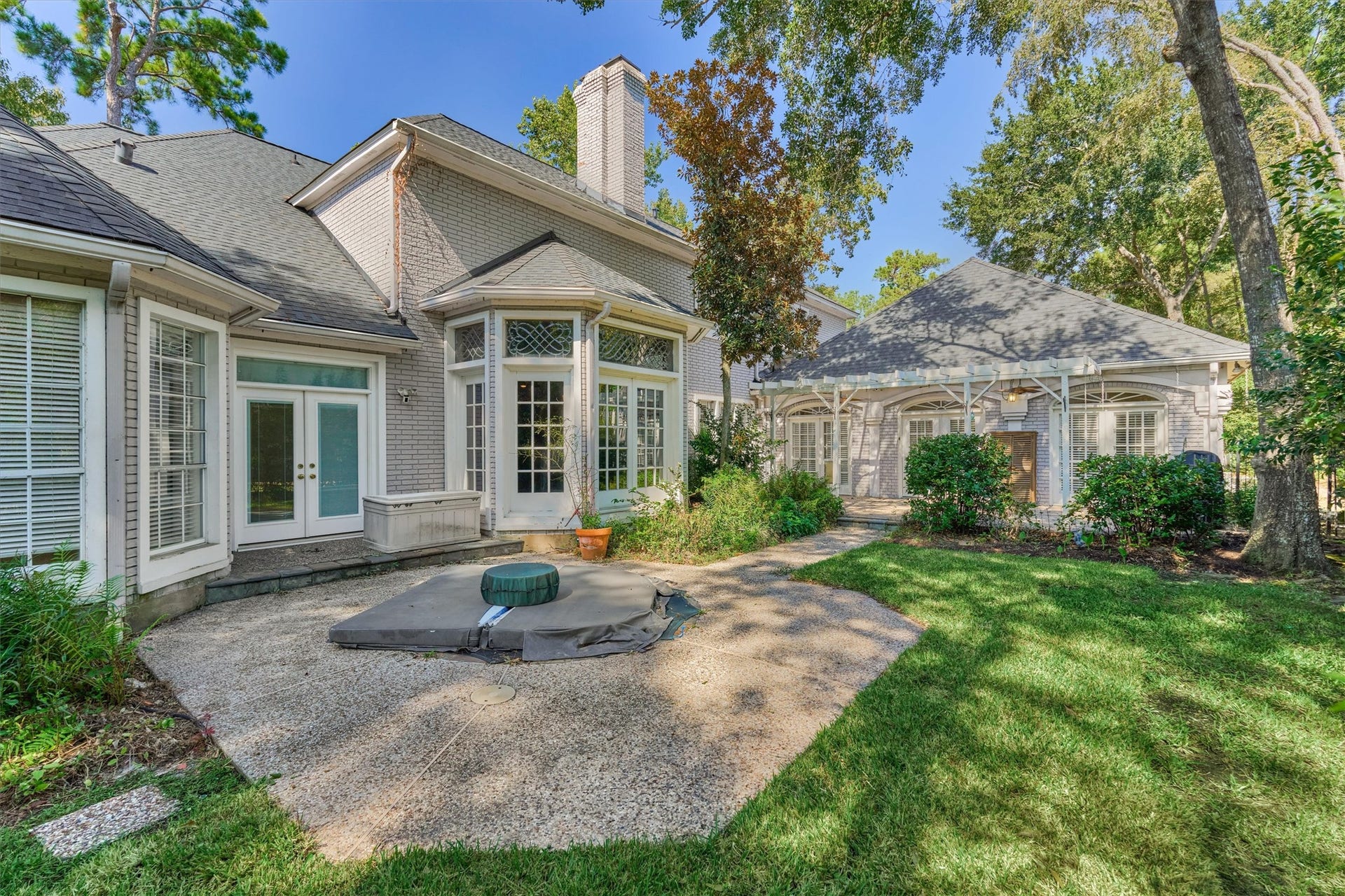 26 S Brokenfern Drive, The Woodlands, TX 77380 Private backyard with in-ground spa and patio.
