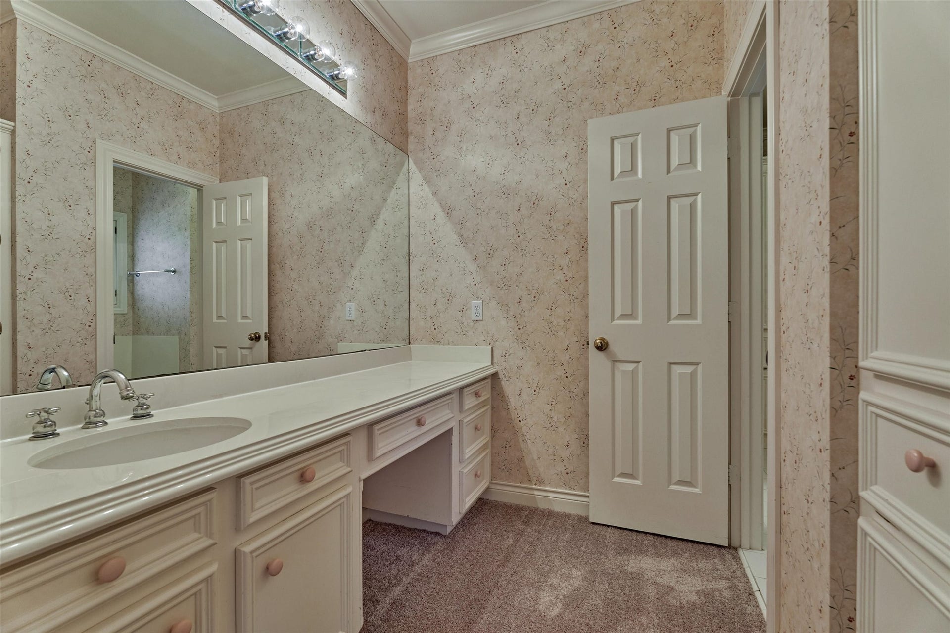 26 S Brokenfern Drive, The Woodlands, TX 77380 No more fighting over the sink. Each bedroom has its own sink and counter, and this second one offers plenty of drawer and cabinet space plus a seated makeup or grooming spot. A wide mirror and bright lighting make getting ready easy, and the shared bath with tub and shower is steps away through a separate door.