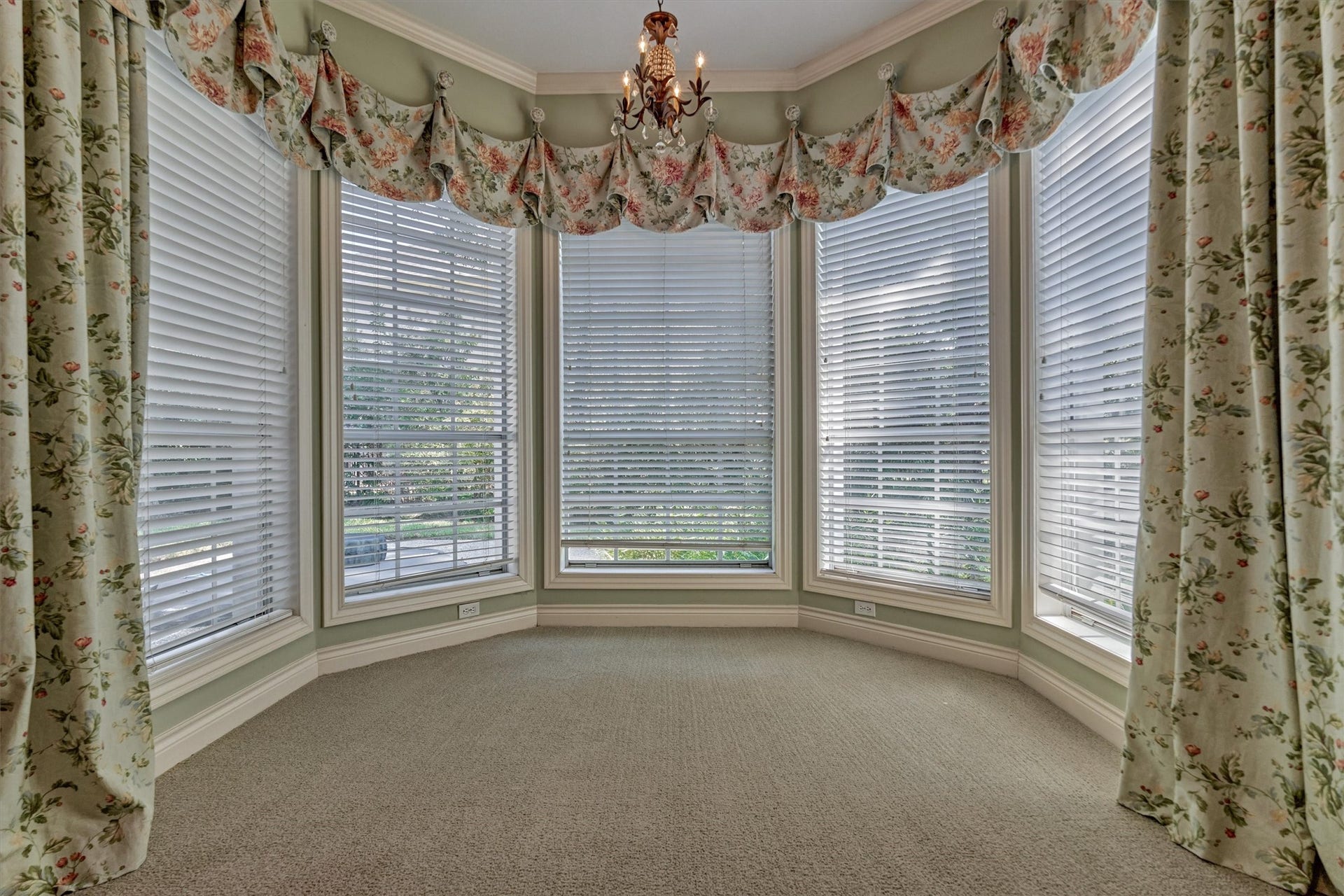 26 S Brokenfern Drive, The Woodlands, TX 77380 Sitting area in the Primary bedroom