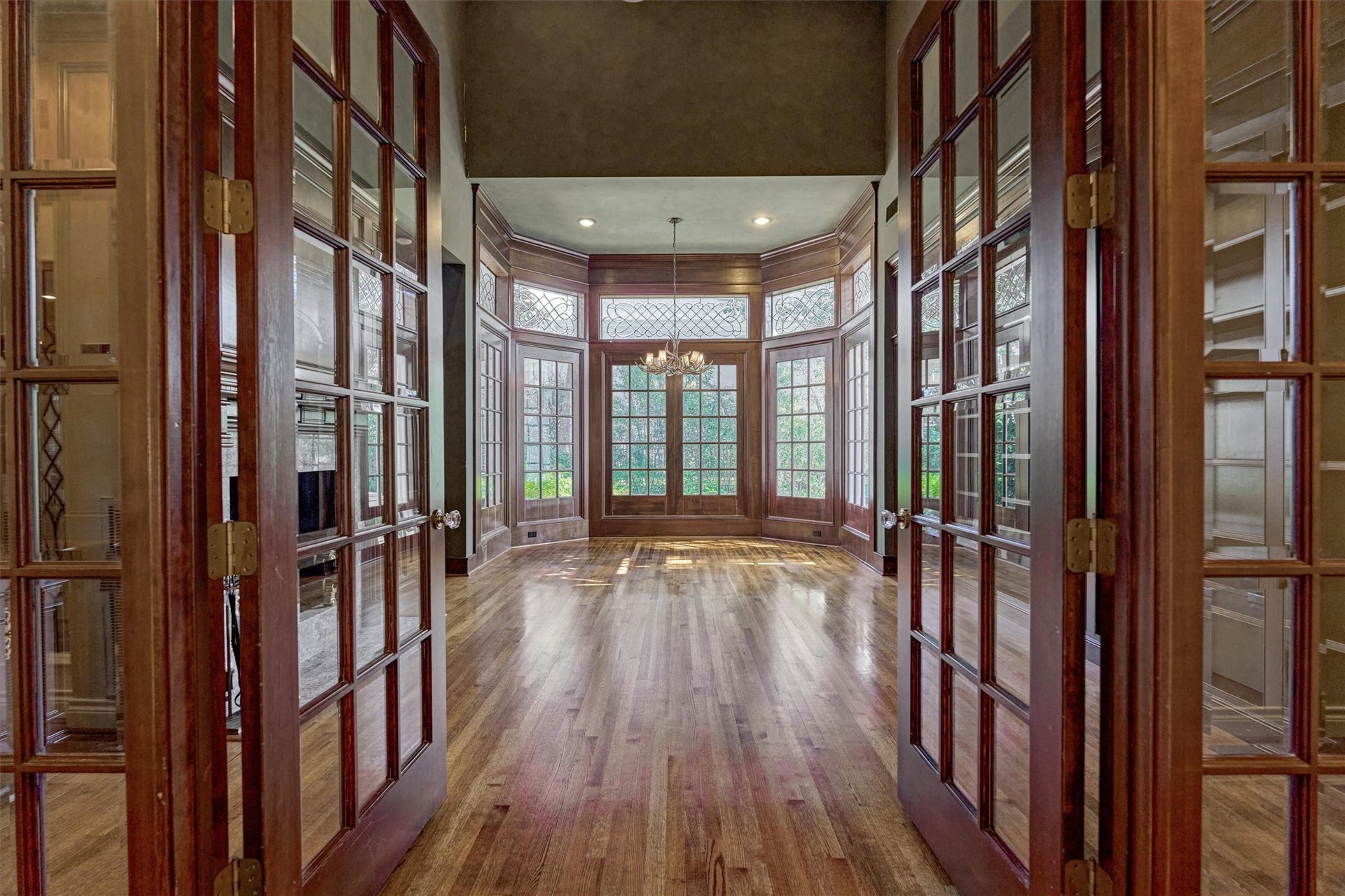 26 S Brokenfern Drive, The Woodlands, TX 77380 Two-story Library