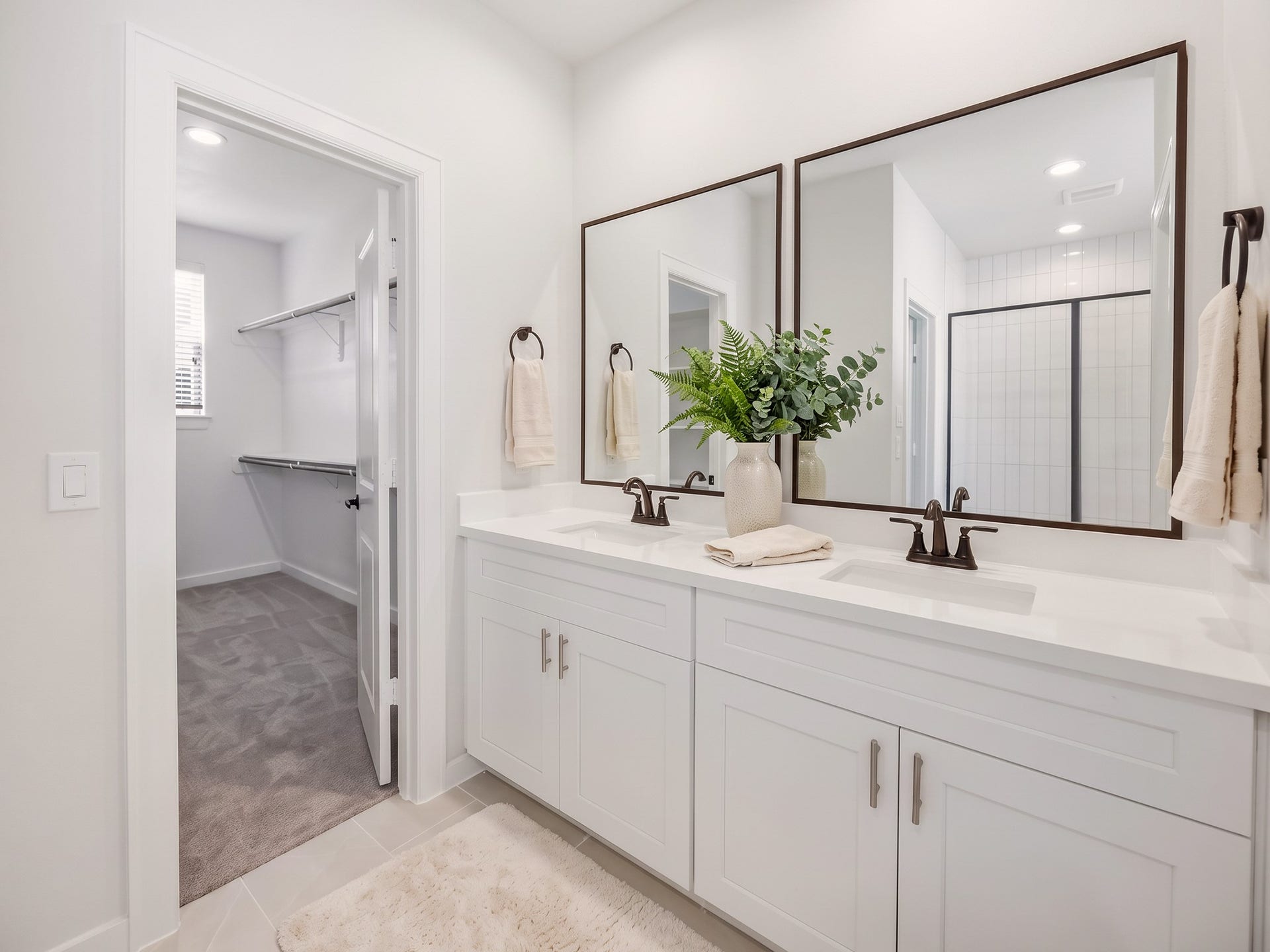 13 & 17 Fulton Row Lane, Houston, TX 77076 Primary Bathroom