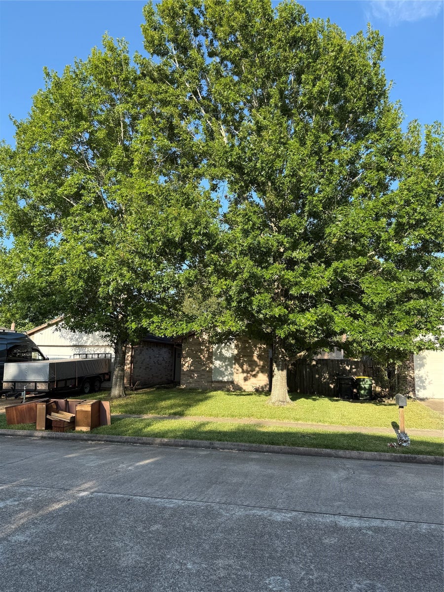Property photo for 1127 W Brompton Drive, Pearland, TX