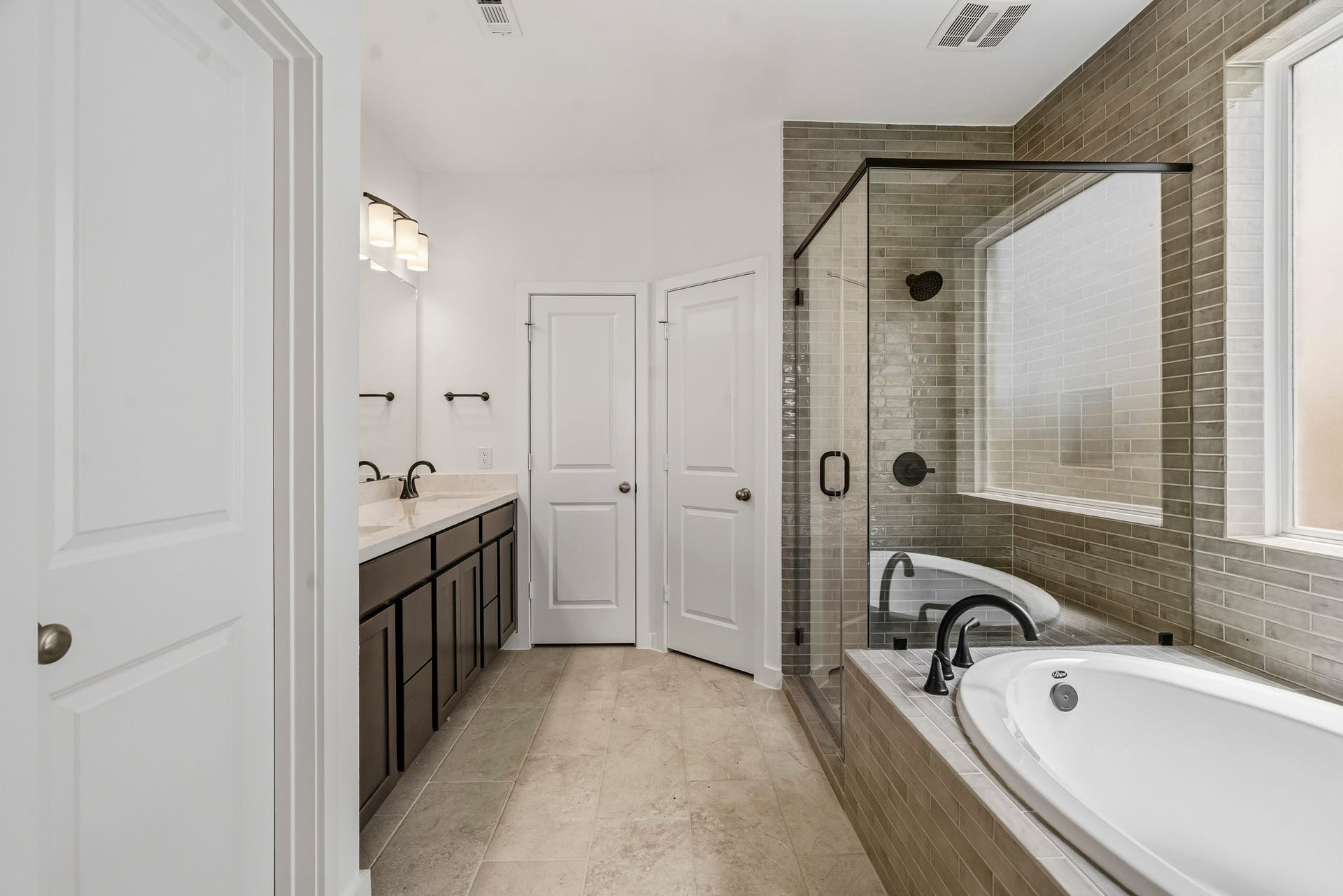 7439 Fraser Peak Drive, Katy, TX 77493 Separate shower and tub in the main bath.