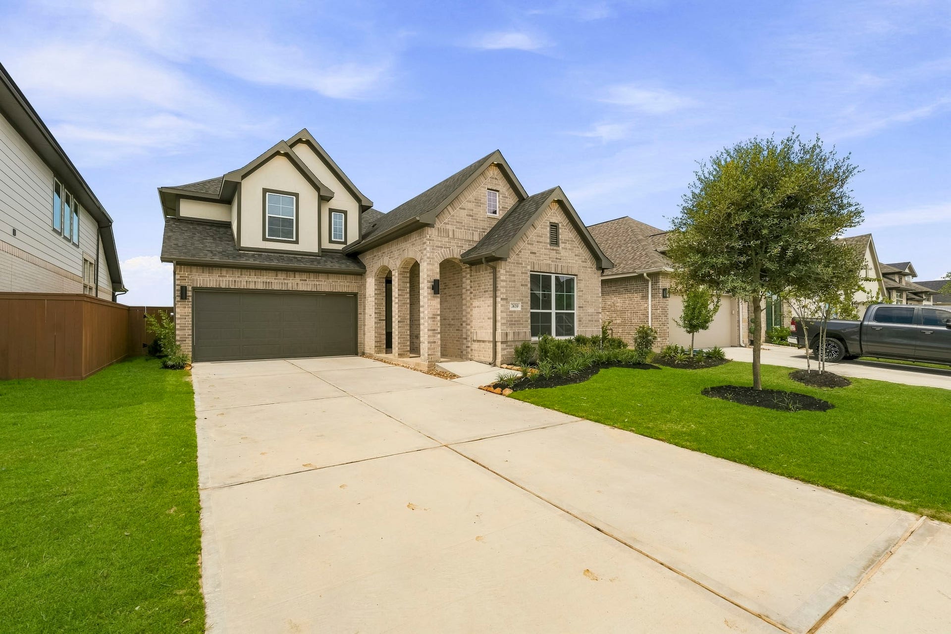 7439 Fraser Peak Drive, Katy, TX 77493 The entry is lined with arches that offer curb appeal.