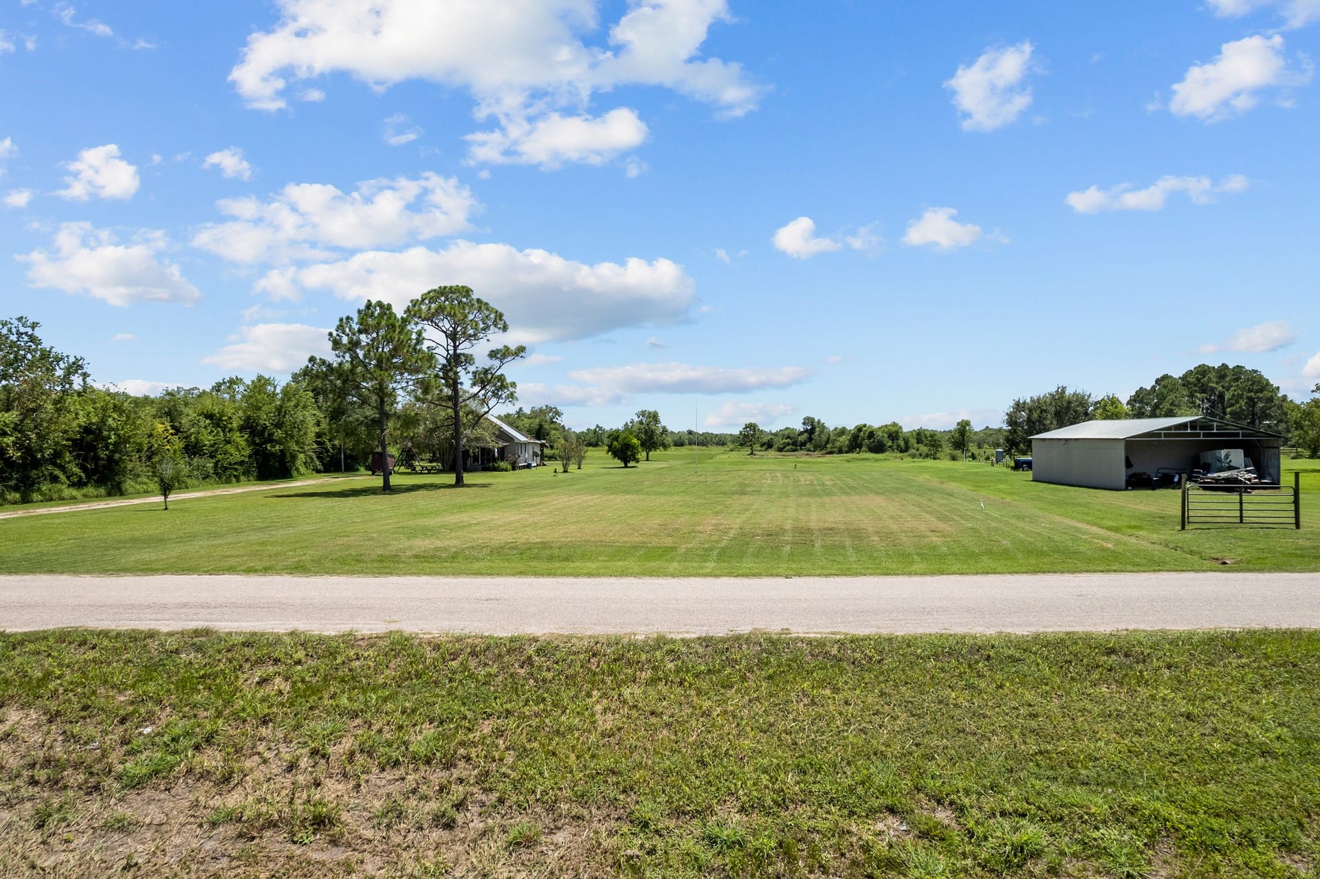 5531 County Road 435, Alvin, TX 77511 Front view of property