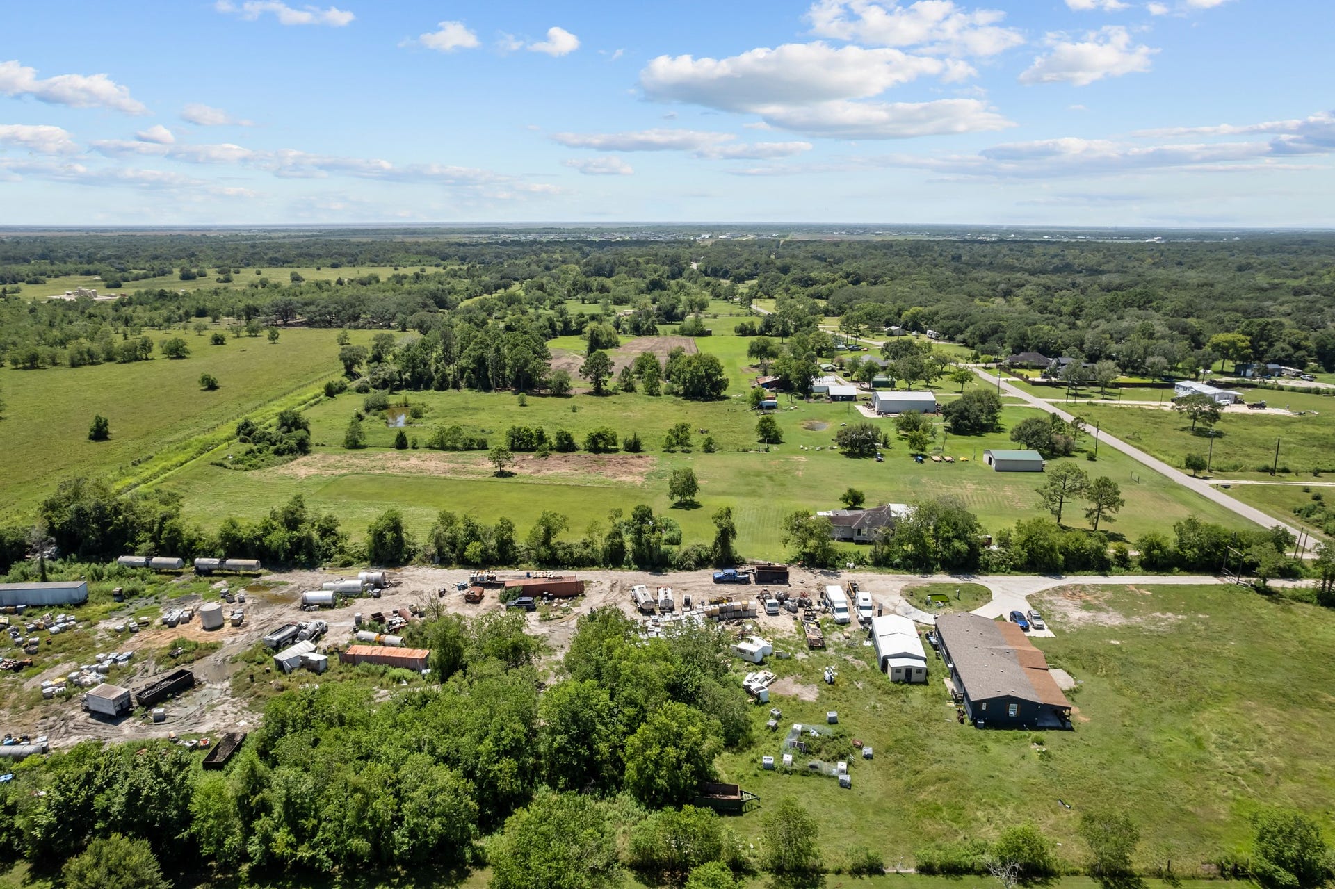 5531 County Road 435, Alvin, TX 77511 Left view of property