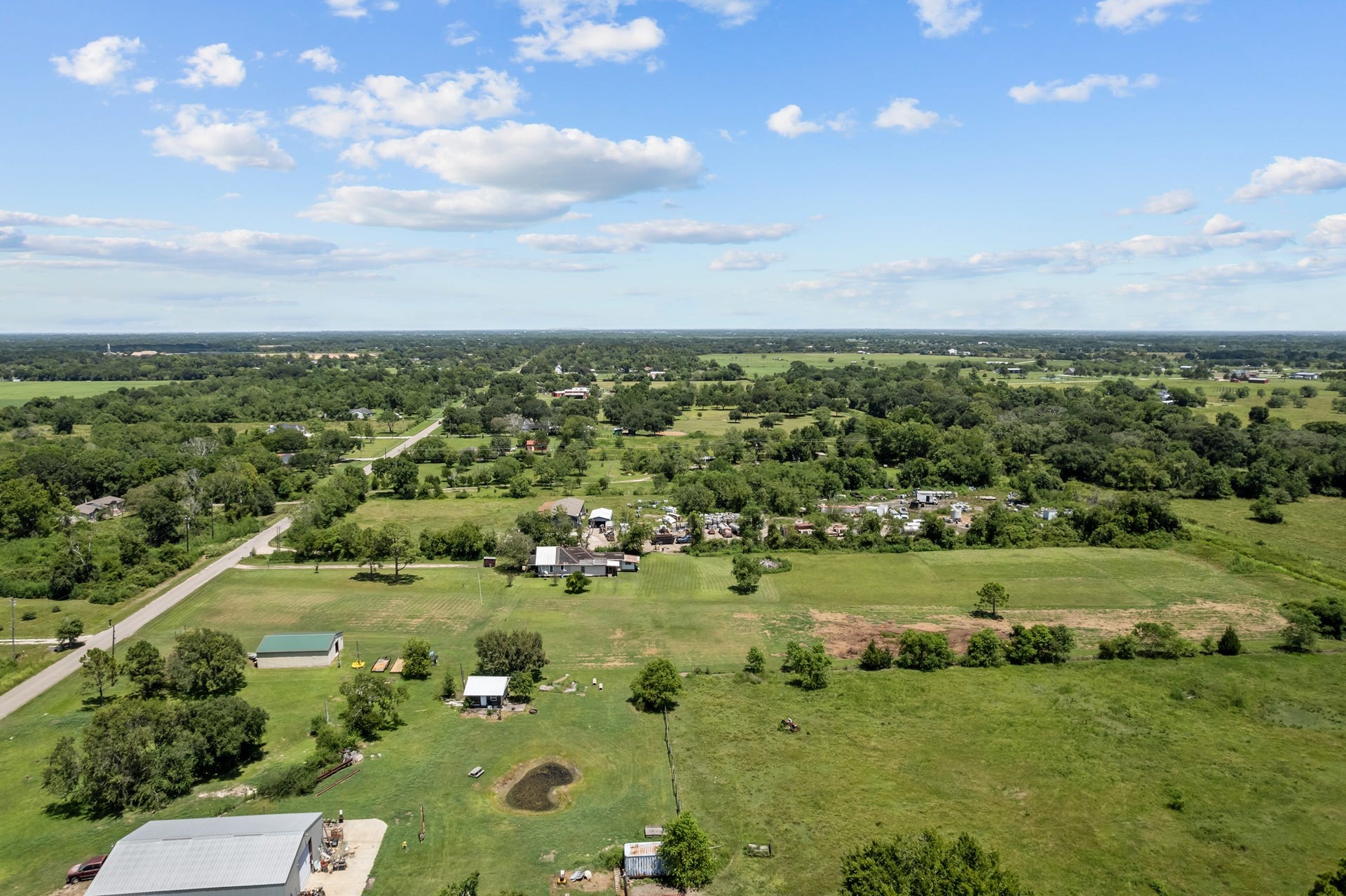 5531 County Road 435, Alvin, TX 77511 Right view of property