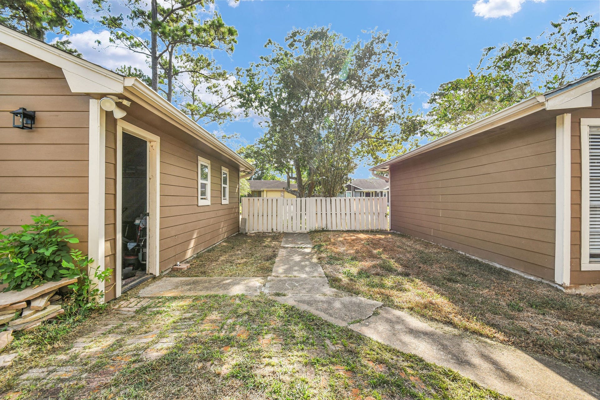 16103 Tibet Road, Friendswood, TX 77546 16103 Tibet Road, Friendswood, TX 77546