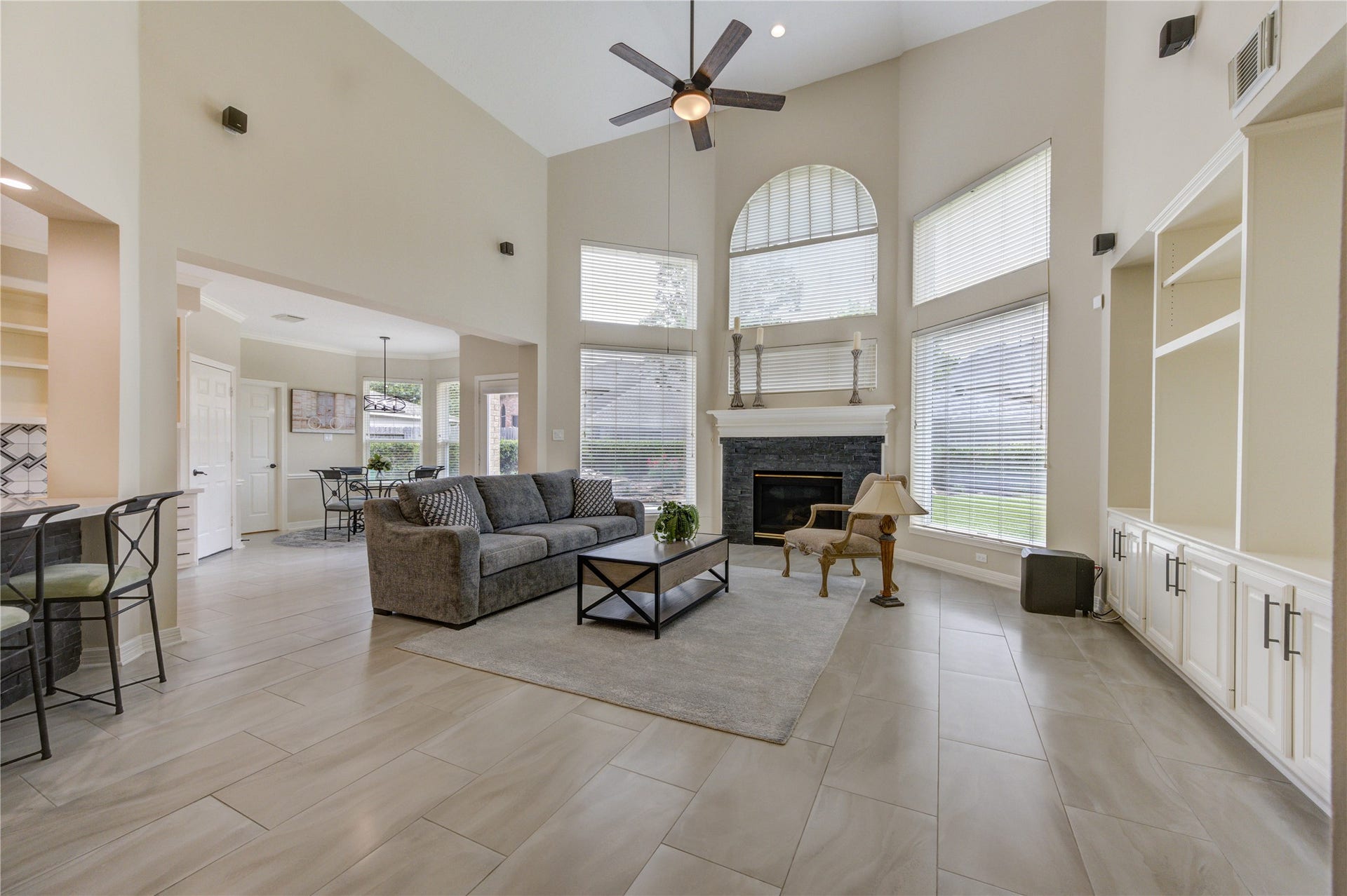 2015 Inscho Lane, Katy, TX 77450 Abundant lighting in the open floor plan