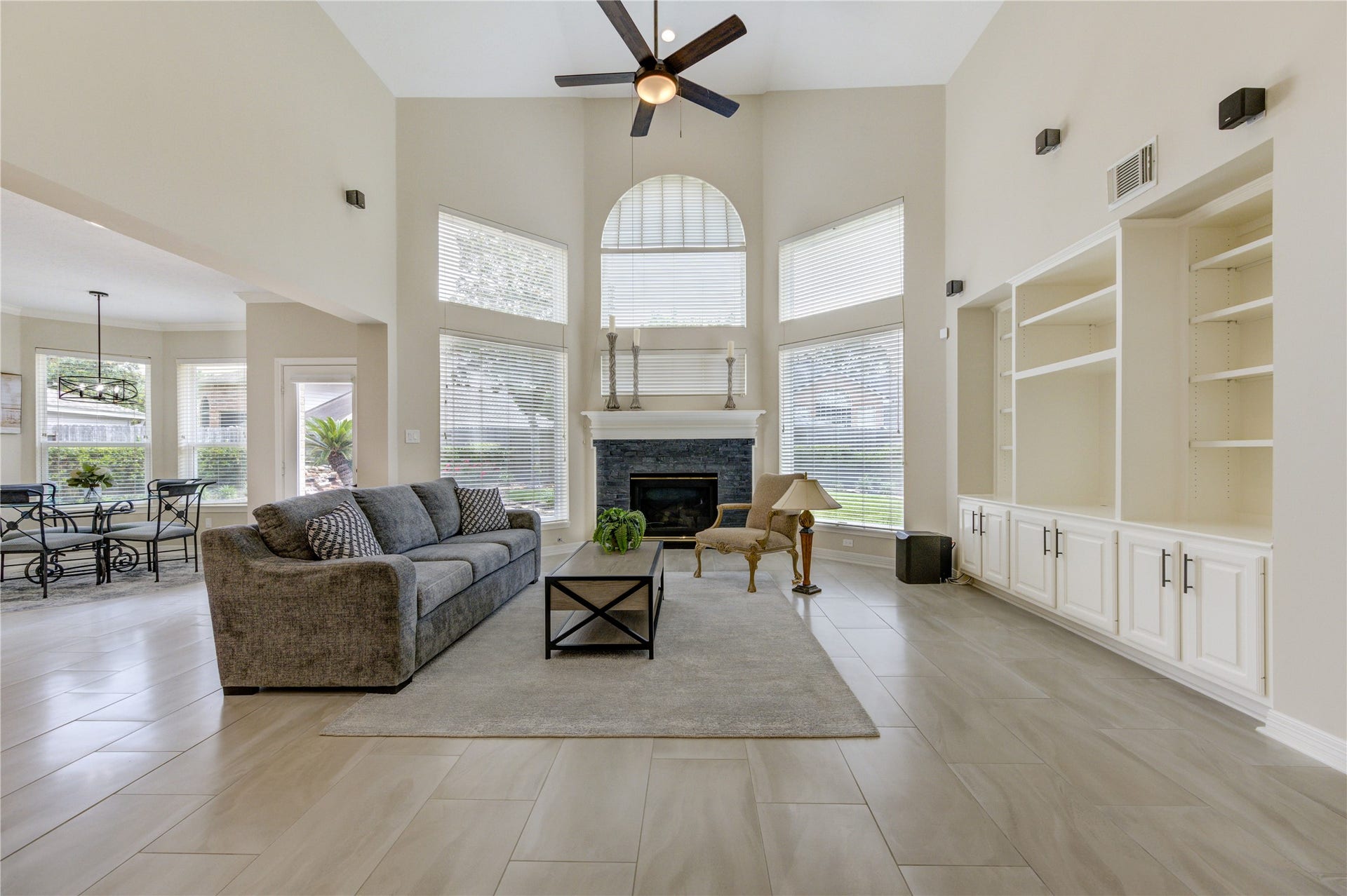 2015 Inscho Lane, Katy, TX 77450 Spacious living area