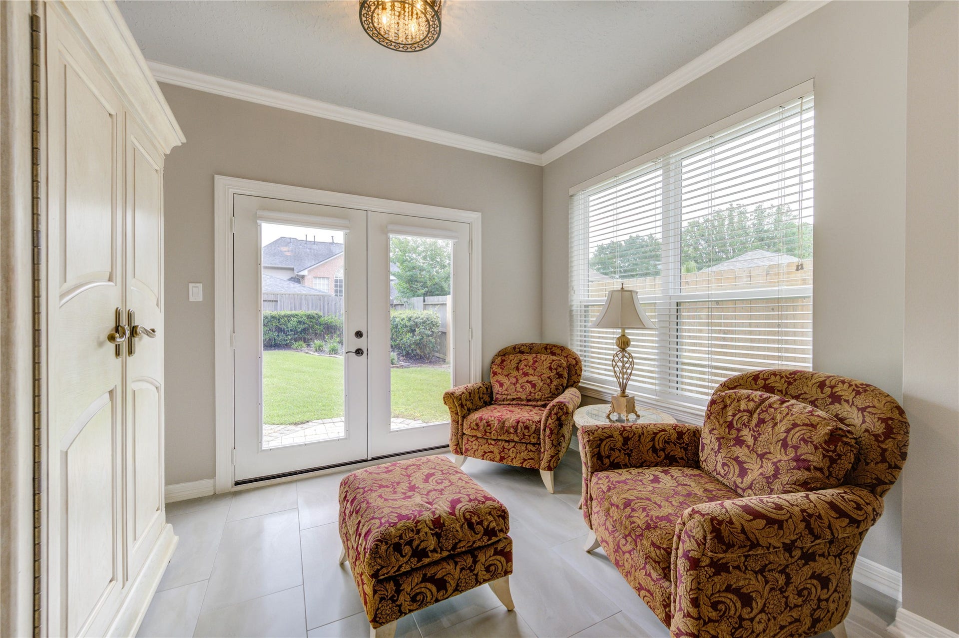 2015 Inscho Lane, Katy, TX 77450 Sitting area in the primary suite