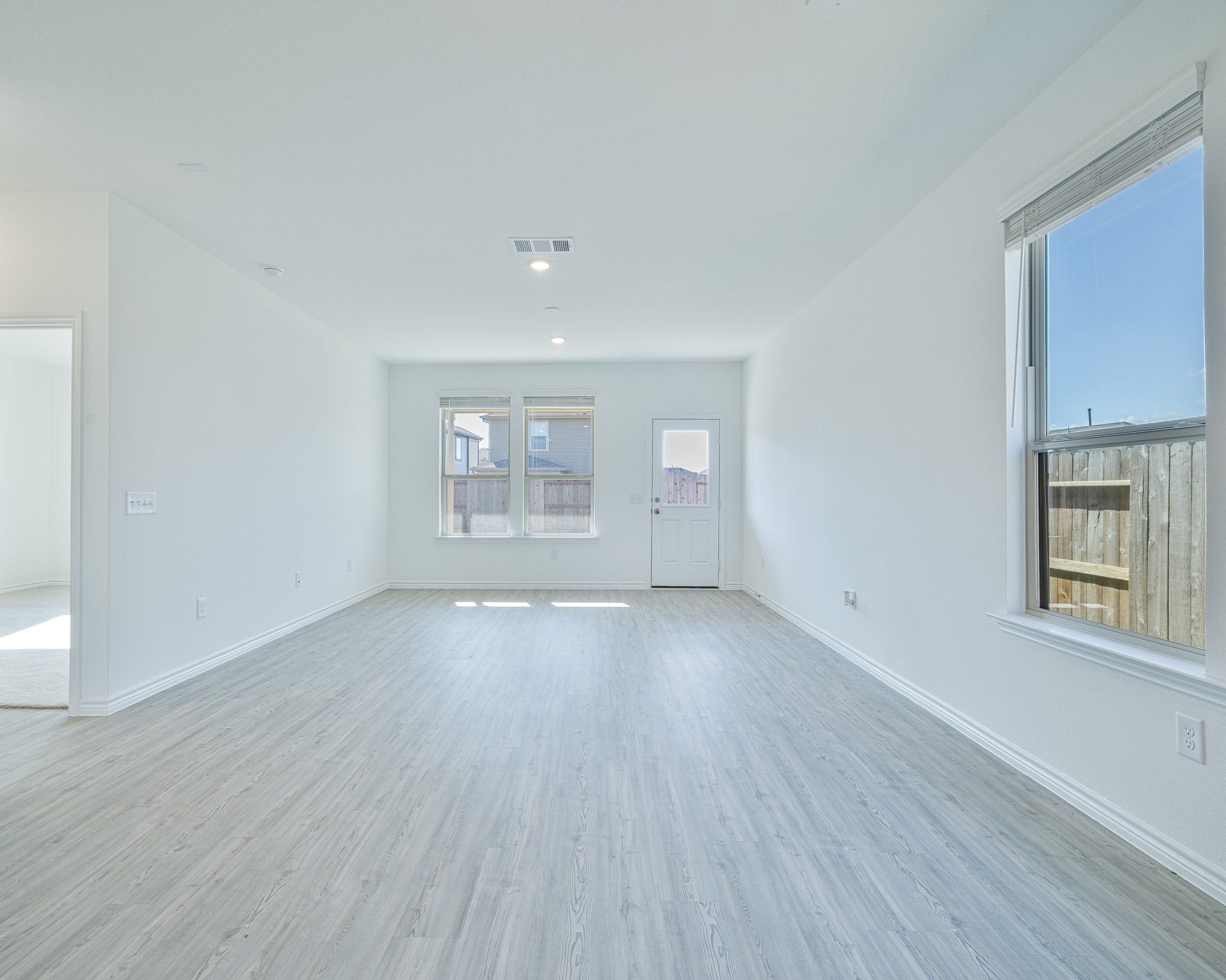 15126 Canyon Rapids Road, Conroe, TX 77302 Bright and spacious living area with natural light