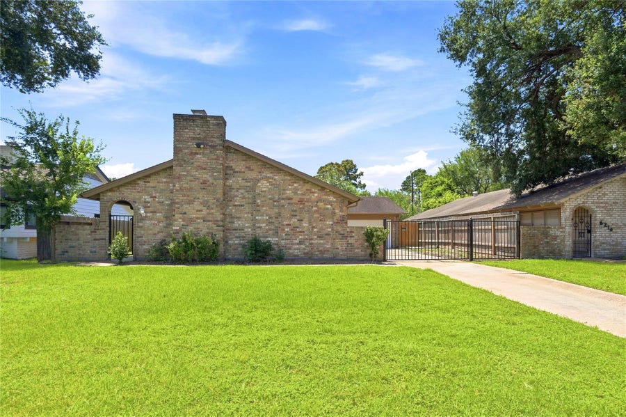 Property photo for 6215 Autumn Arbor Drive, Houston, TX