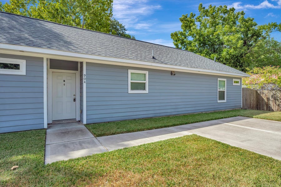 Property photo for 904 W Sealy, #B, Alvin, TX