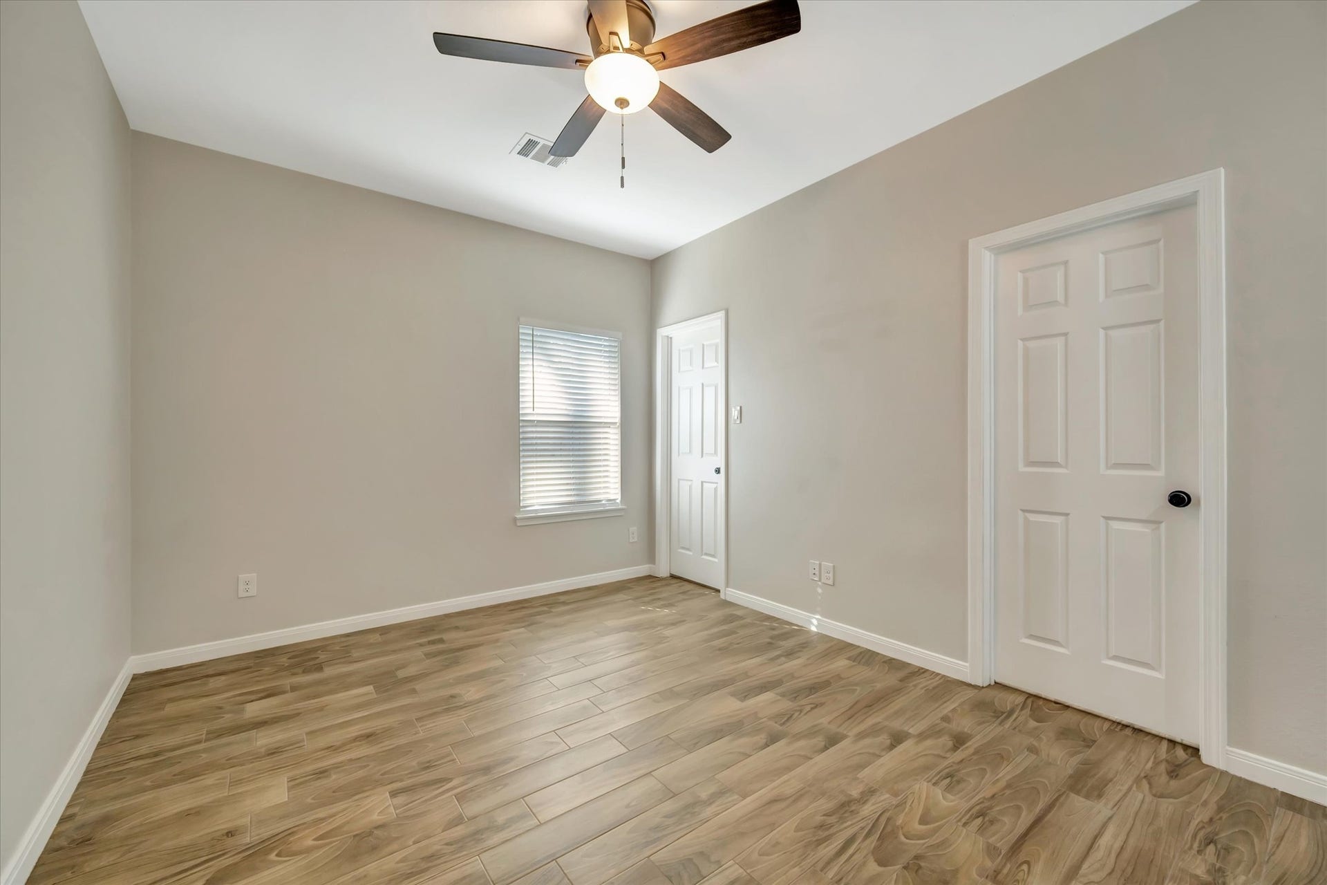 904 W Sealy, #B, Alvin, TX 77511 Primary Bedroom with Ceiling Fan