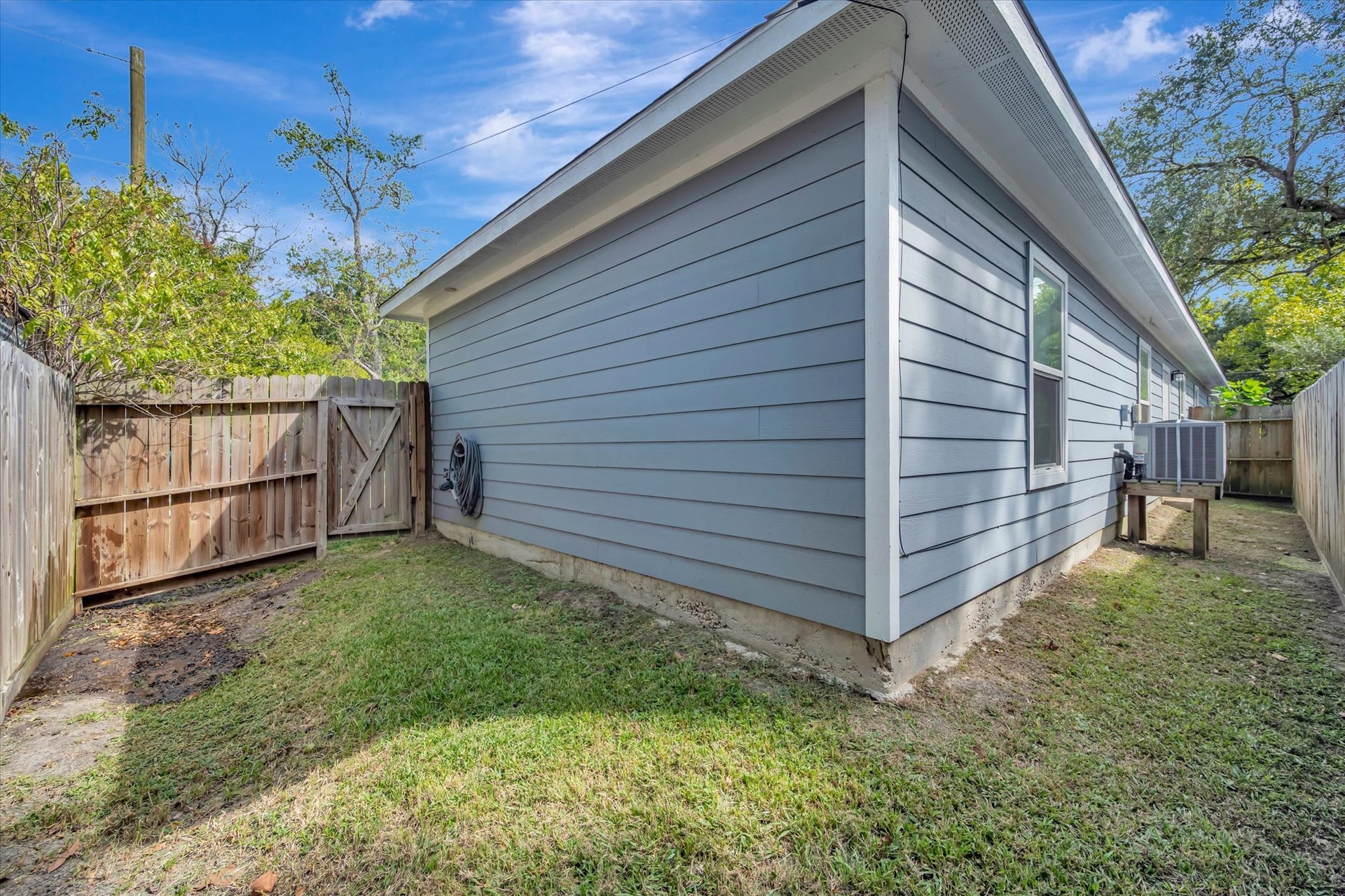 904 W Sealy, #B, Alvin, TX 77511 Side and Back Yards