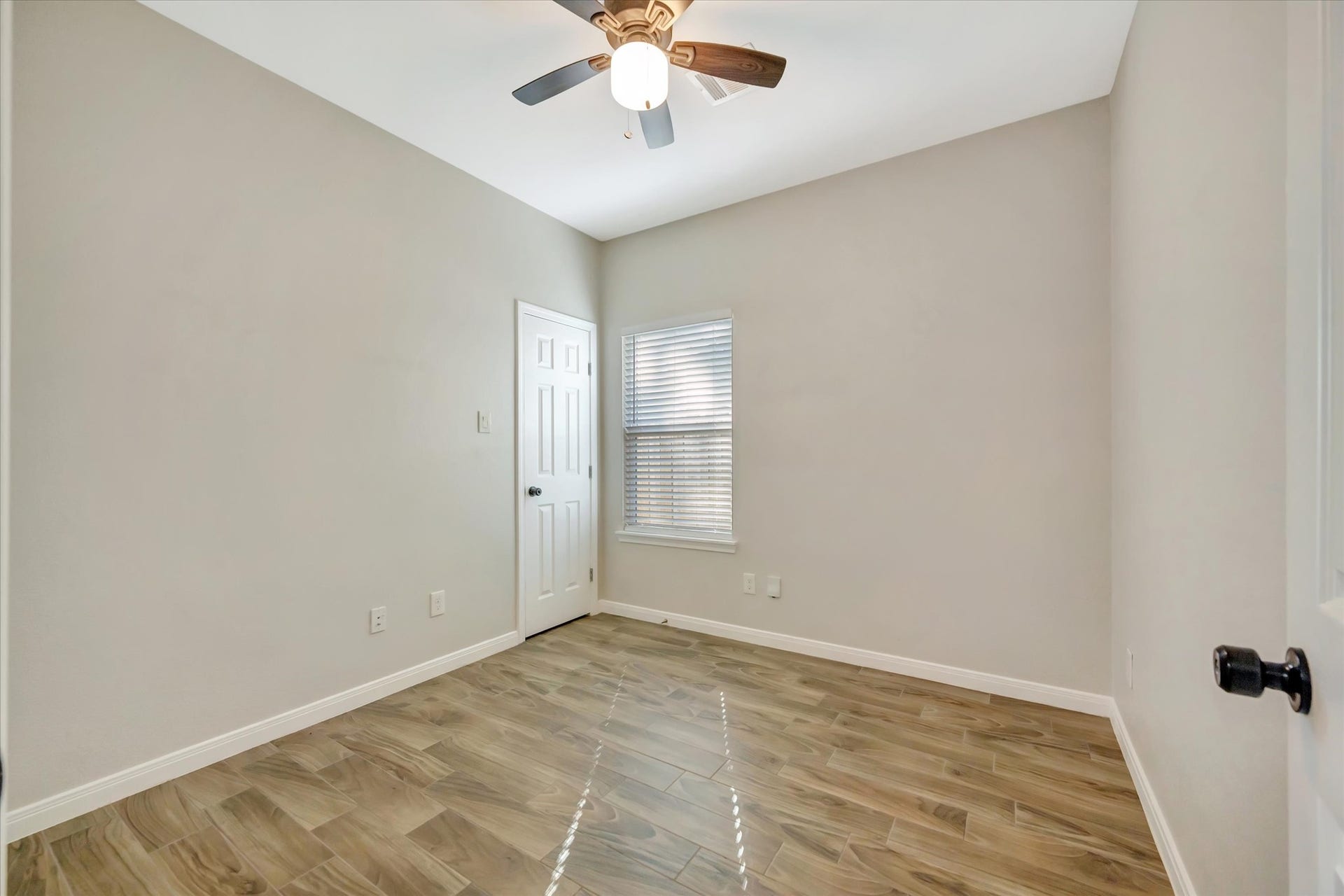 904 W Sealy, #B, Alvin, TX 77511 Guest Bedroom with ceiling fan