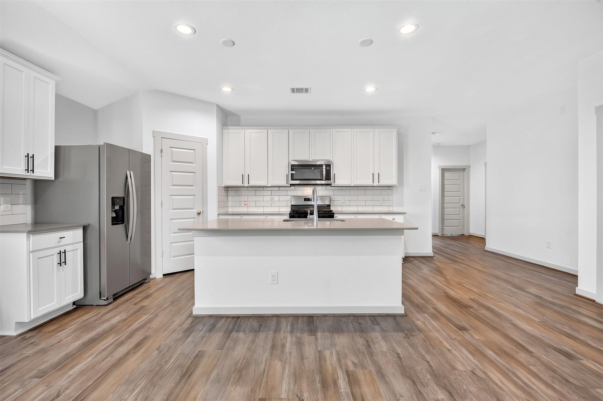 Spacious kitchen with recent appliances