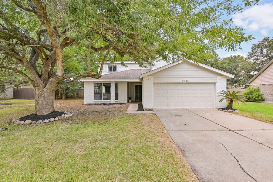 Property photo for 902 Essex Drive, Friendswood, TX