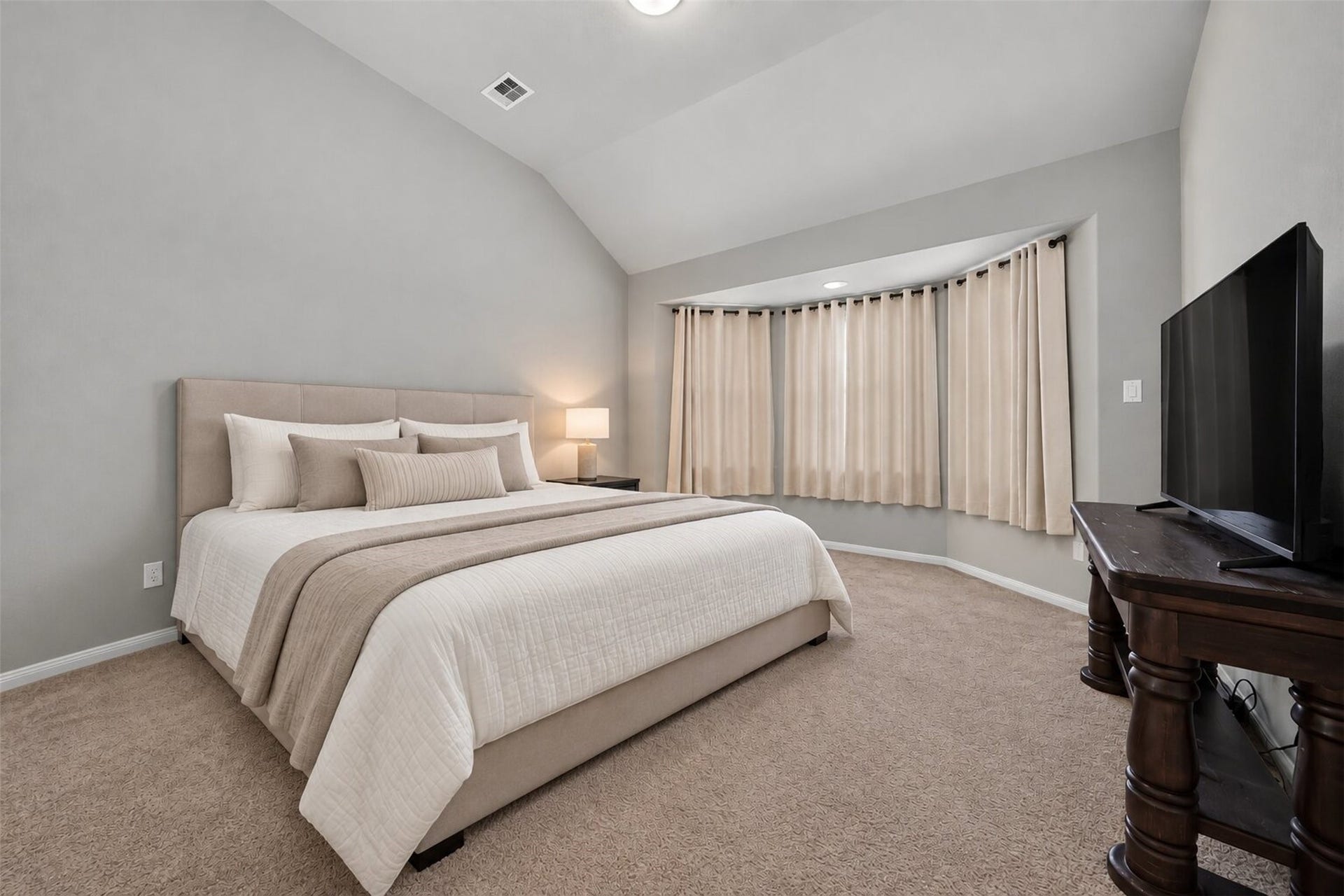 Primary Bedroom
(virtually staged furniture).