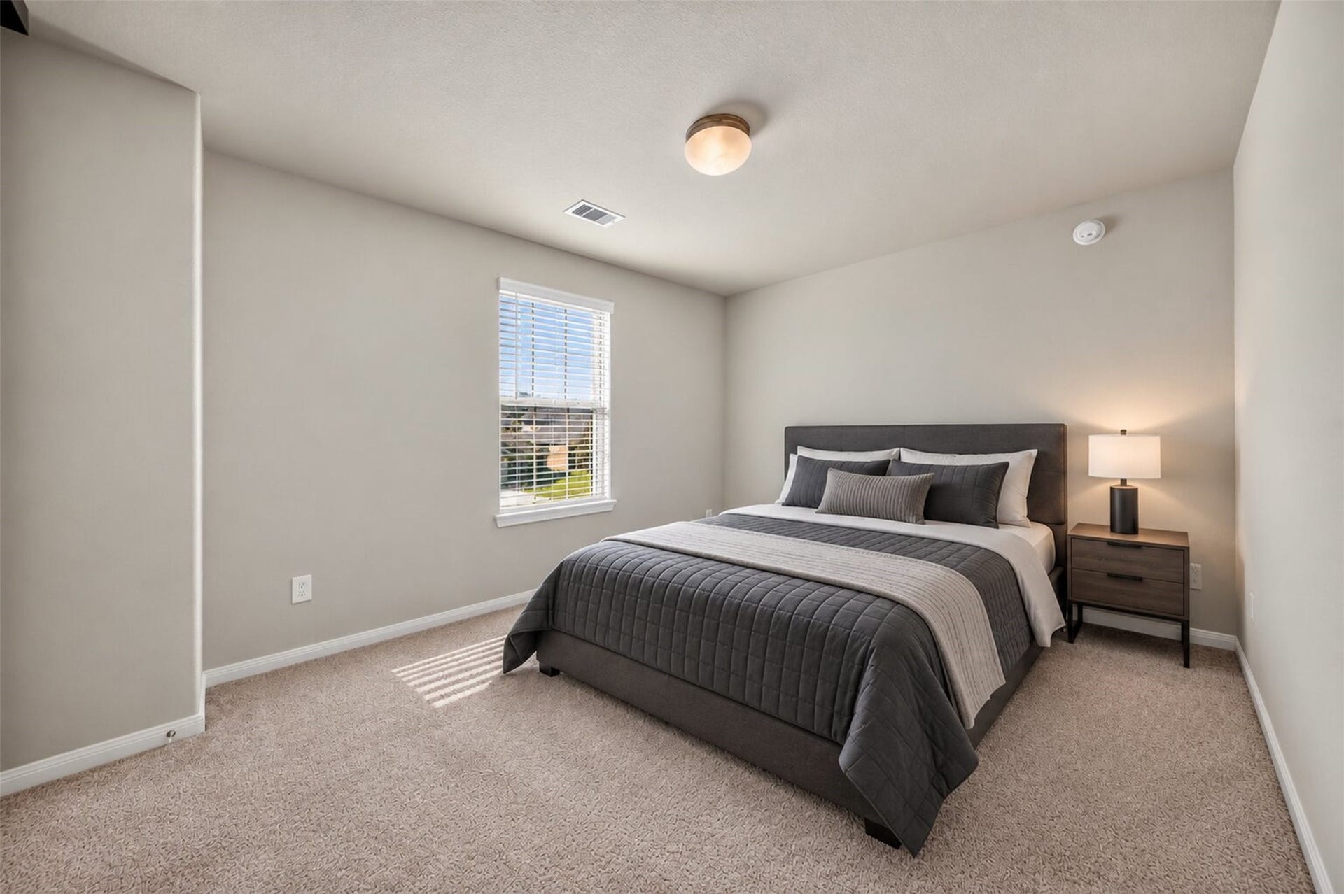 Bedroom 2
(virtually staged furniture).