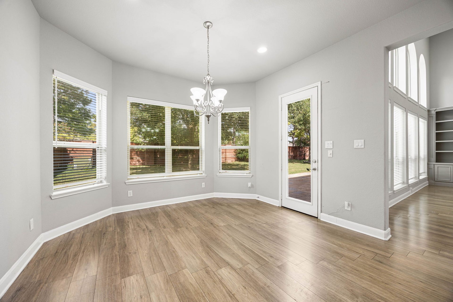10606 Comeaux Lane, Richmond, TX 77407 A sunny breakfast nook wraps in windows overlooking the backyard, with a door leading directly out to the patio an easy, everyday spot for morning coffee.