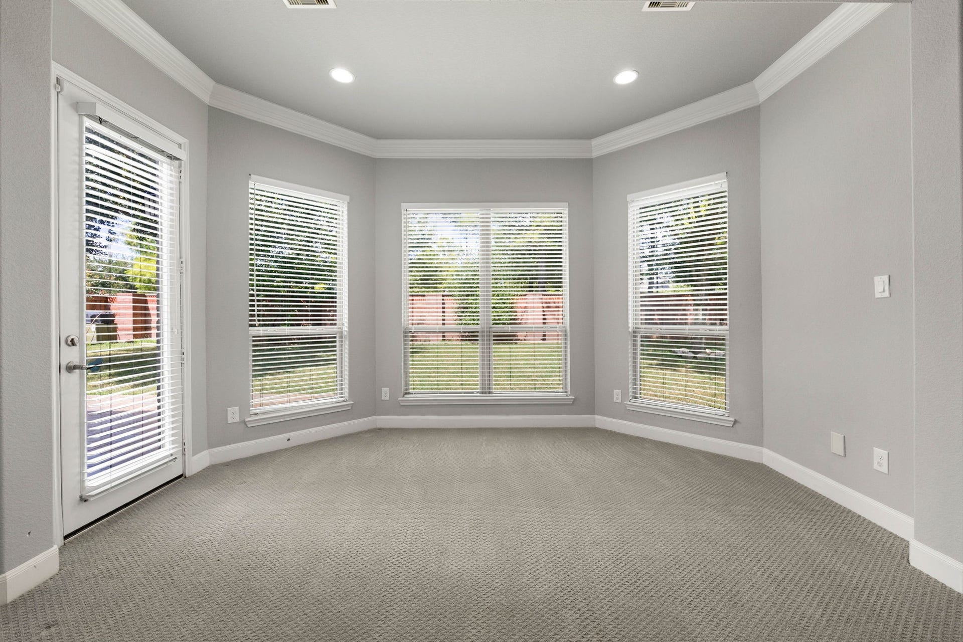 10606 Comeaux Lane, Richmond, TX 77407 A bay-window nook within the primary suite brings in abundant natural light, offering a cozy spot for reading or relaxing just steps from the bedroom.