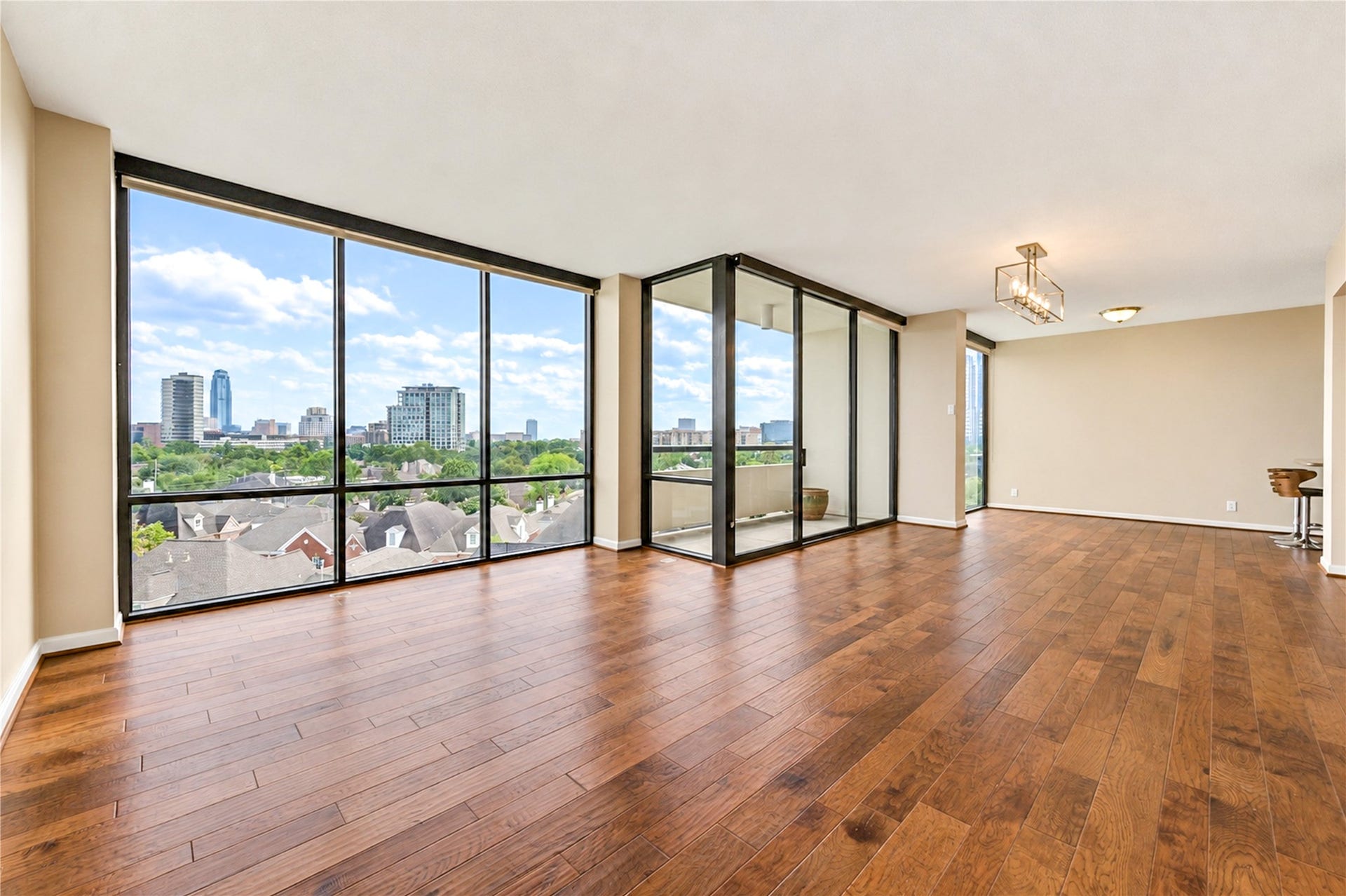 1111 Bering Drive, #706, Houston, TX 77057 Welcome to this amazing apartment with beautiful views 24/7
