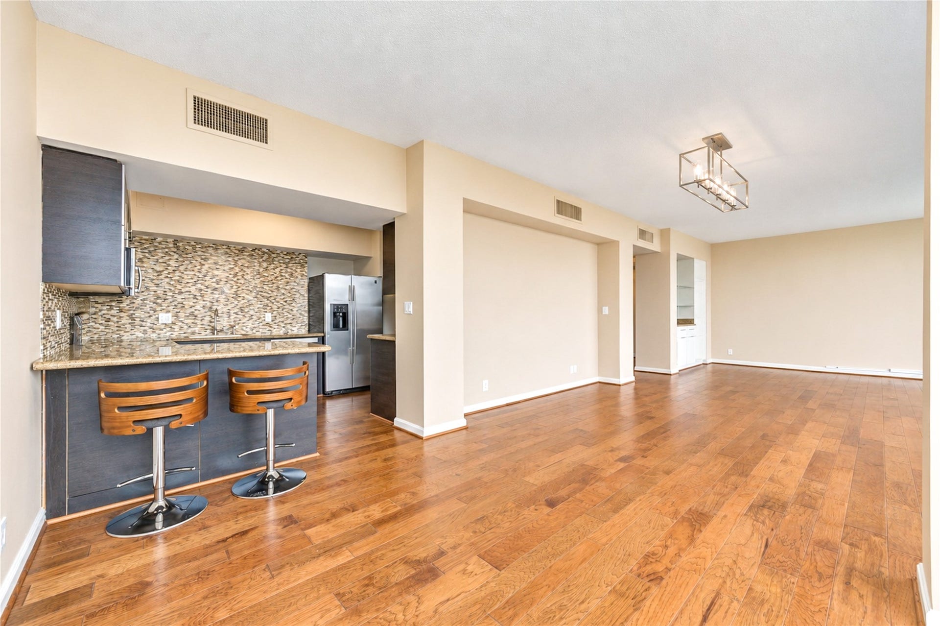 1111 Bering Drive, #706, Houston, TX 77057 Breakfast area