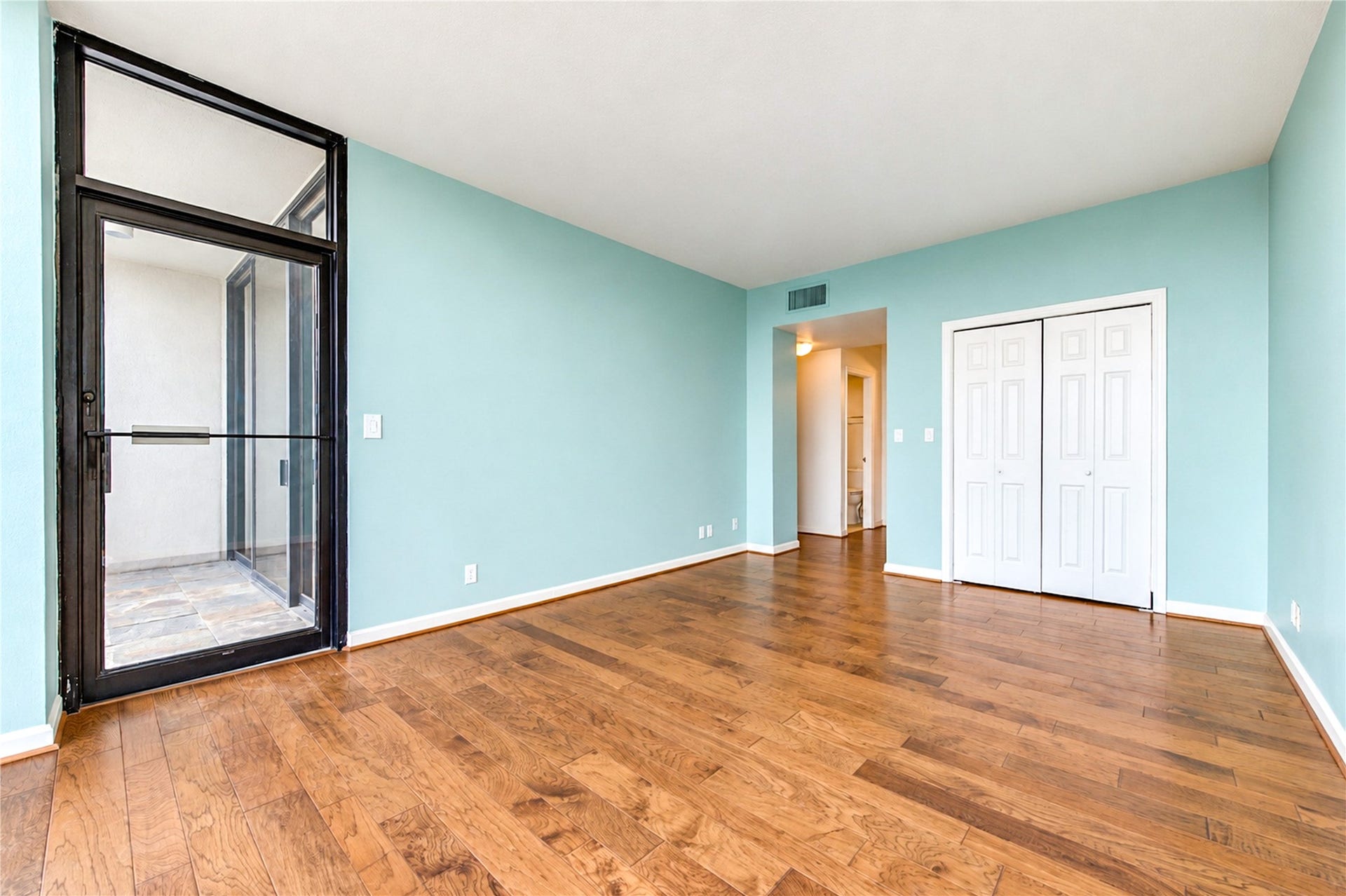 1111 Bering Drive, #706, Houston, TX 77057 Both bedrooms have access to the second balcony