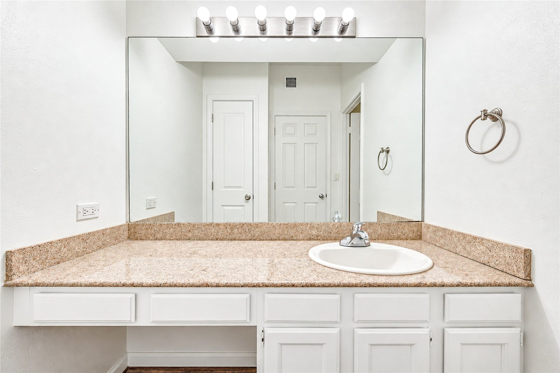 1111 Bering Drive, #706, Houston, TX 77057 1111 Bering Drive, #706, Houston, TX 77057