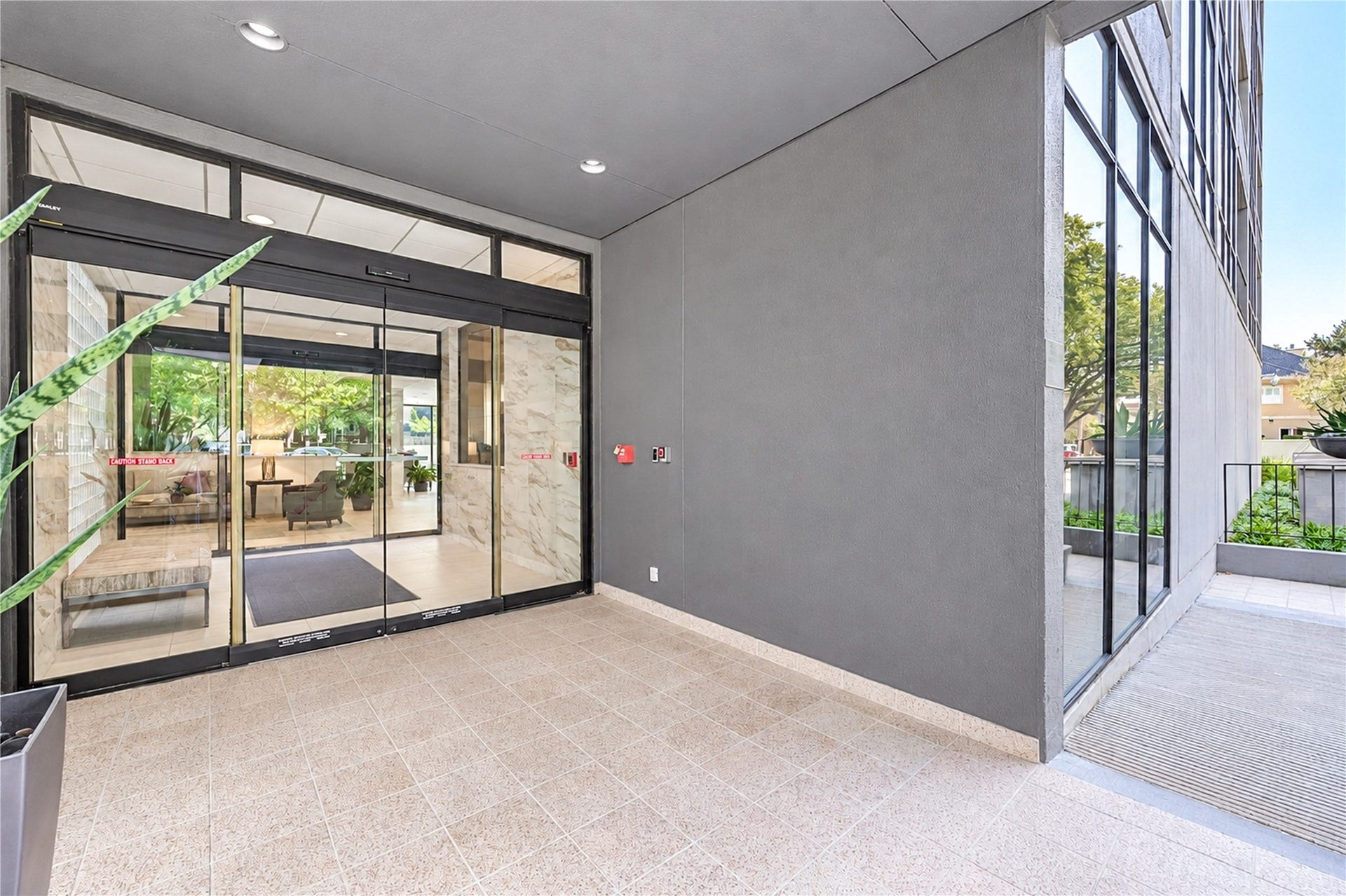 1111 Bering Drive, #706, Houston, TX 77057 Entrance to the building